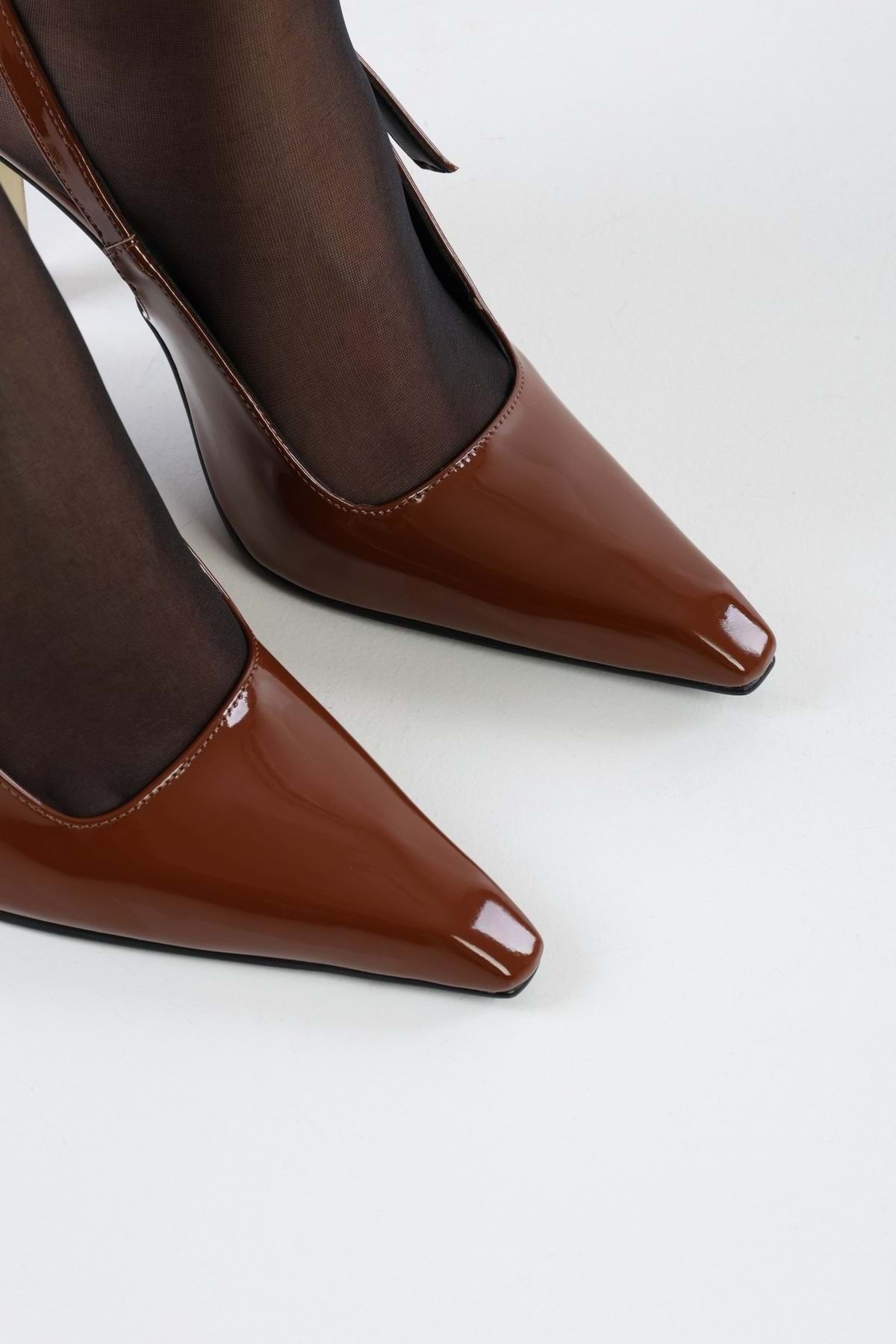 Shoeberry-Laurend Stilettos für Damen aus braunem Lackleder mit stumpfer Zehenpartie und Gürtel 8