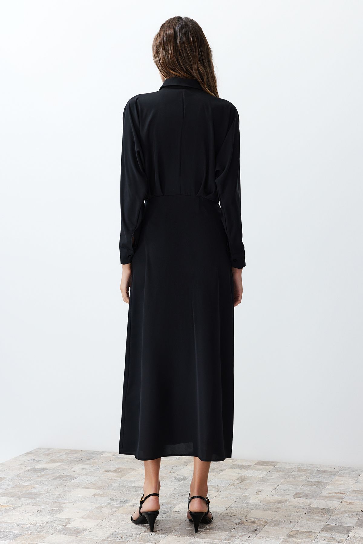 Trendyol Modest-Schwarzes, geknöpftes, gewebtes Hemdkleid mit Taillendetail TCTSS24EB00011 6