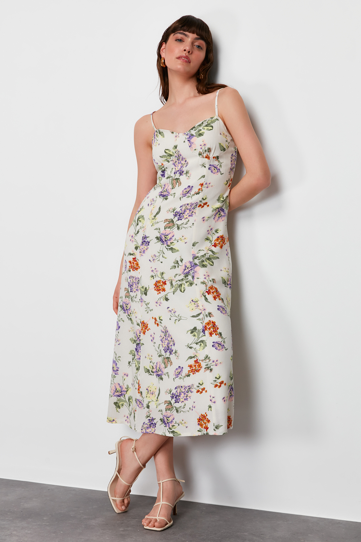 Trendyol Collection-Bílé květinové vzorované midi tkané šaty s podšívkou v pase TWOSS24EL00446 3