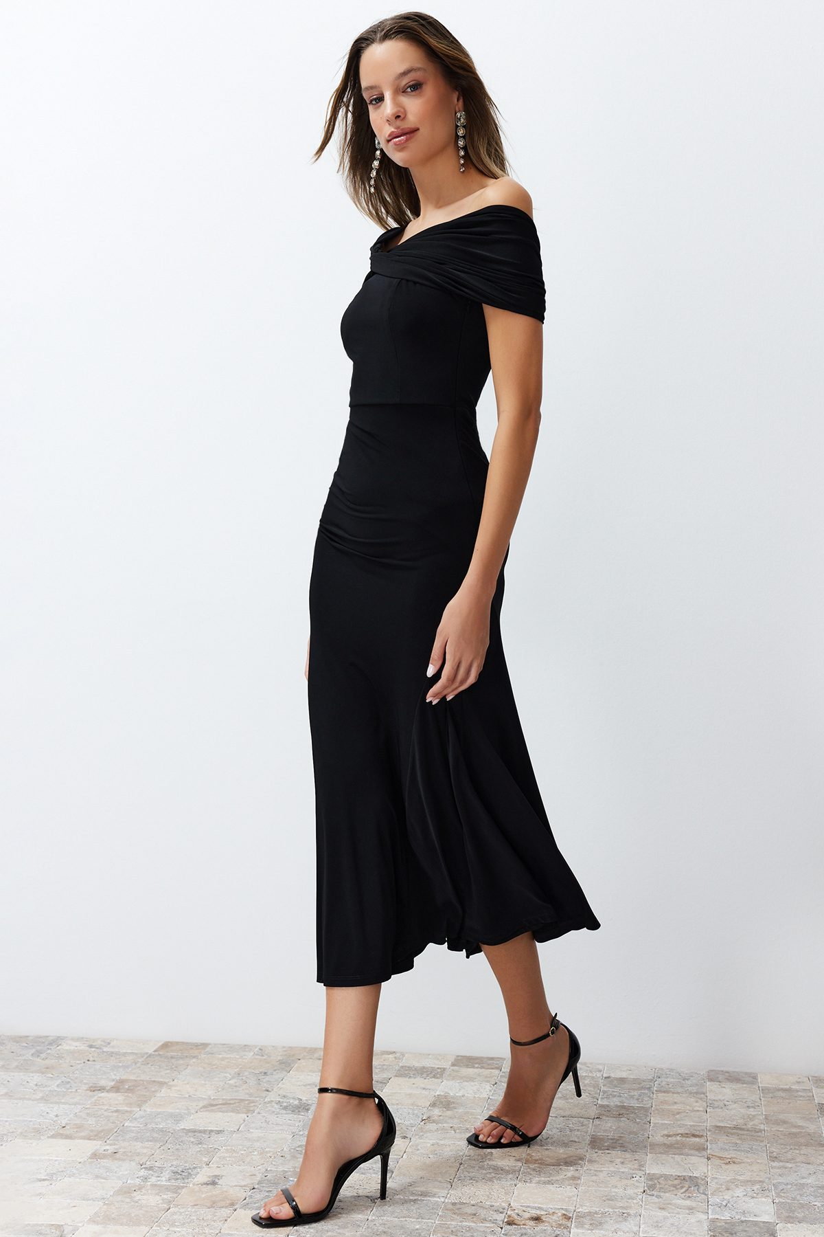 Trendyolmilla  Siyah A-Kesim Asimetrik Yaka Örme Şık Abiye Elbise TPRSS24EL00046 - Görsel 3