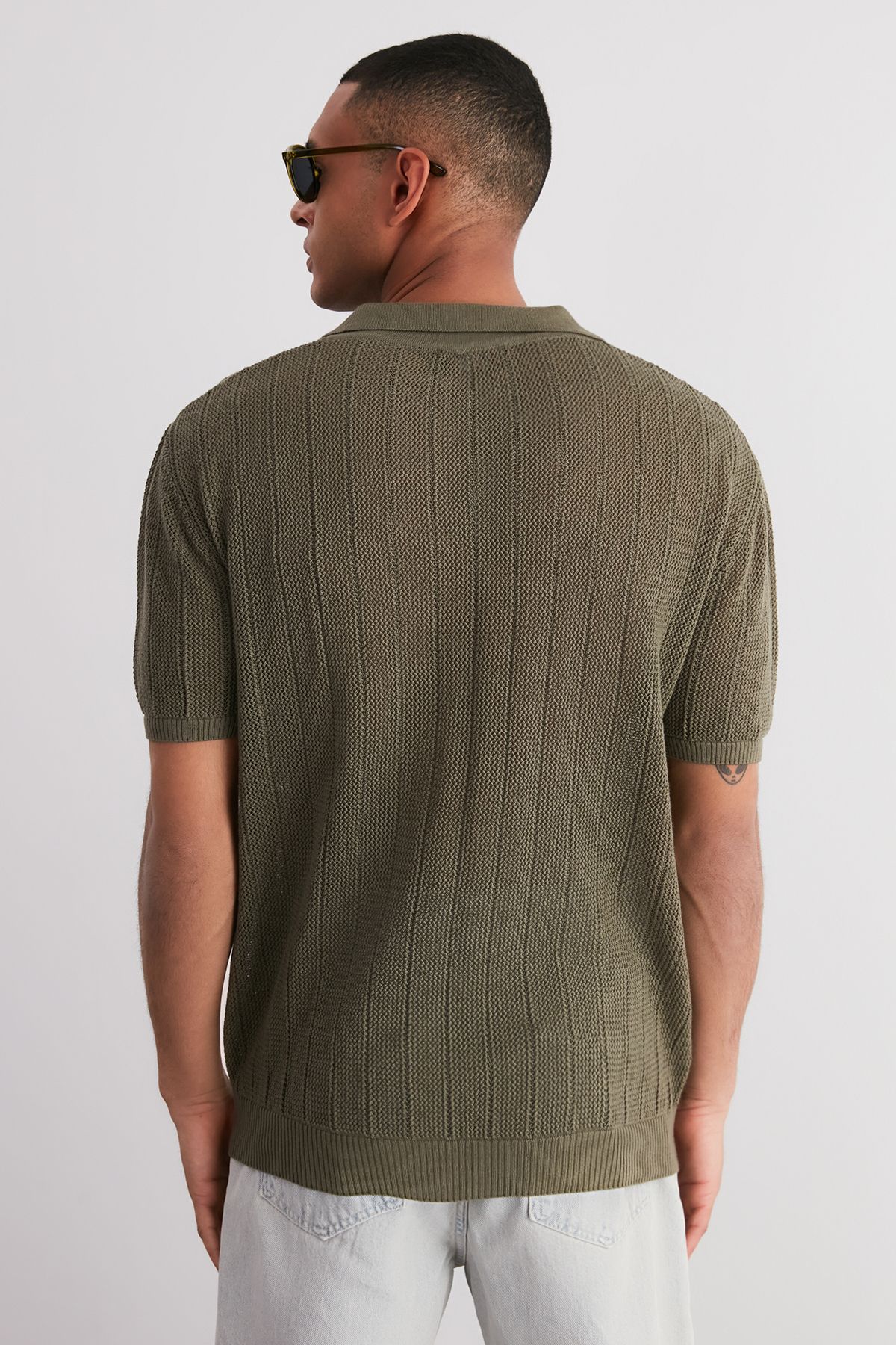 Trendyol Collection-Kurzärmliges Khaki-Strick-T-Shirt mit Polokragen – Limited Edition TMNSS23PO00024 6