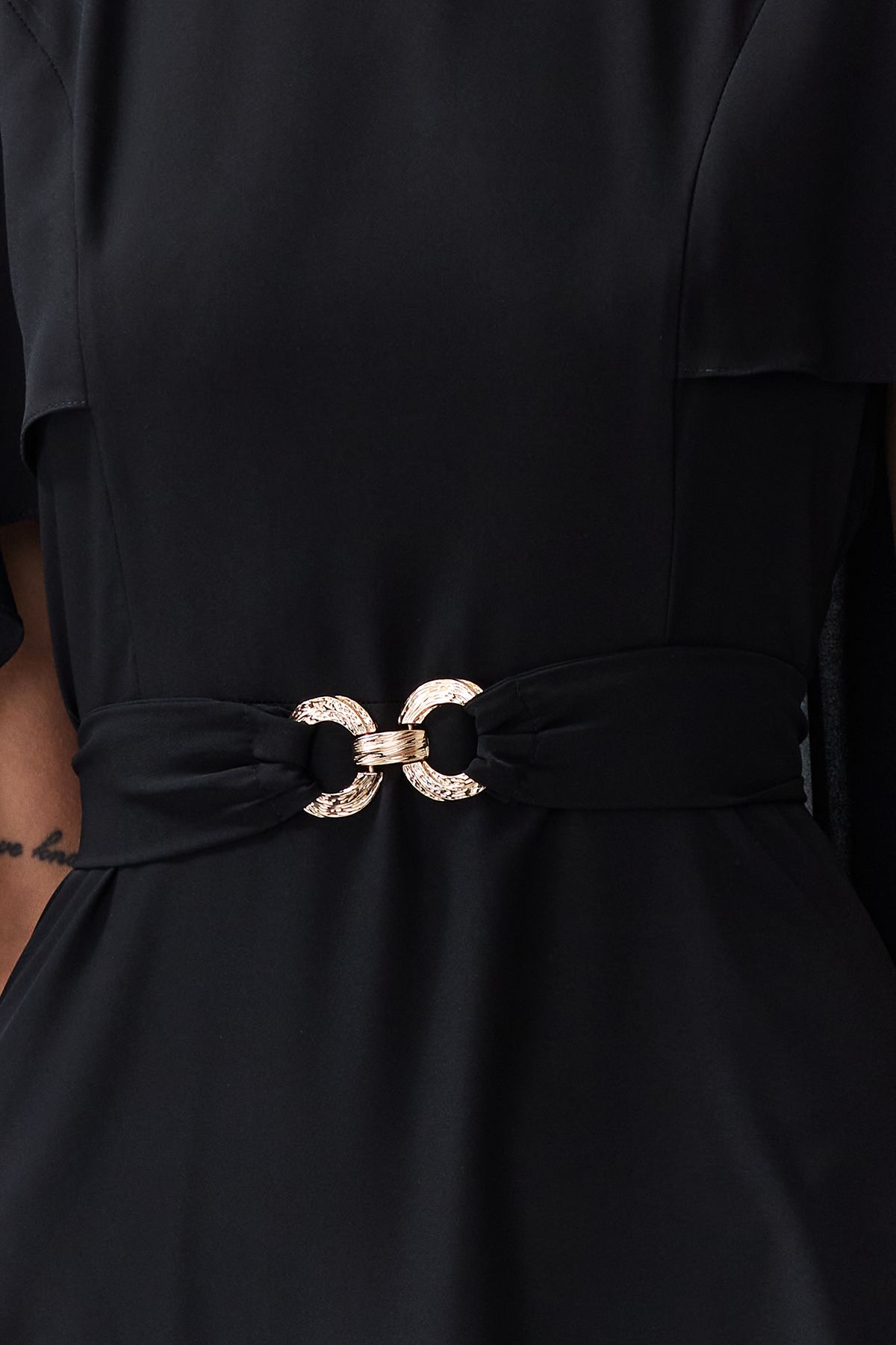 Trendyol Modest-Black Belted Cape Detailní stylové tkané večerní šaty TCTSS24DB00003 4