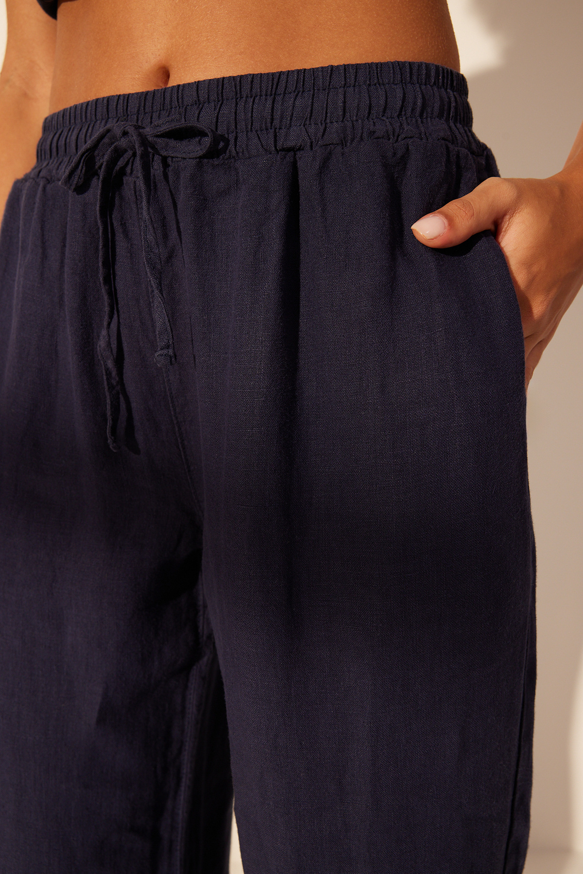 Trendyol Collection-Marineblaue Hose mit weitem Bein und hoher Taille aus 100 % Leinen mit elastischem Bund TWOSS24JE00249 5
