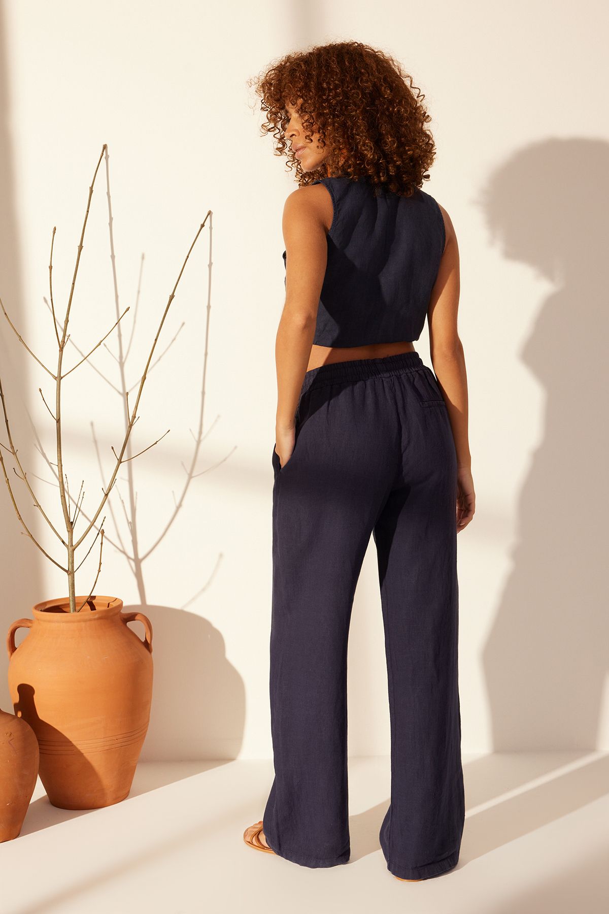 Trendyol Collection-Marineblaue Hose mit weitem Bein und hoher Taille aus 100 % Leinen mit elastischem Bund TWOSS24JE00249 6
