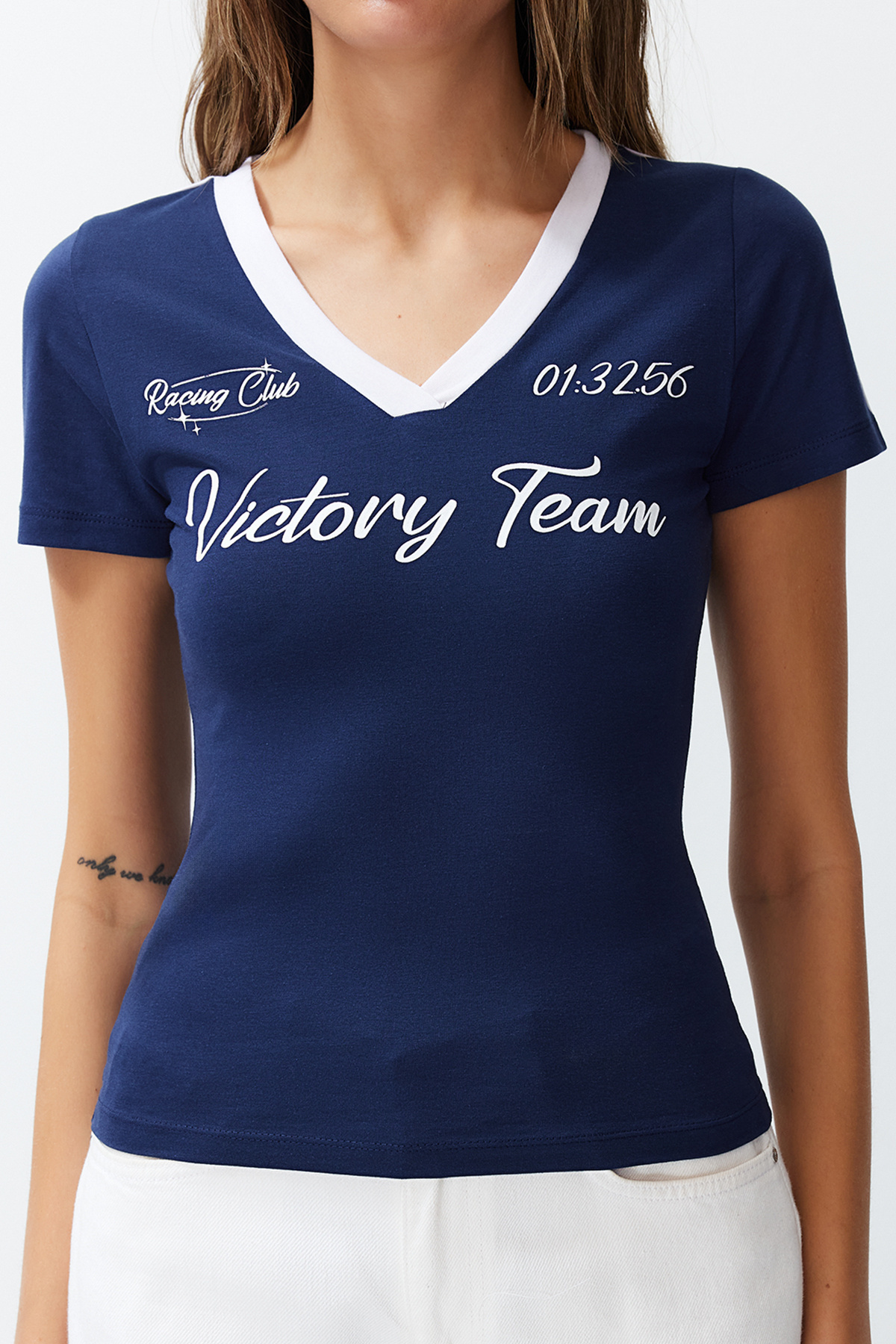 Trendyolmilla  Lacivert Slogan Baskılı V Yaka Regular/Normal Kalıp Örme T-Shirt TWOSS24TS00162 - Görsel 5