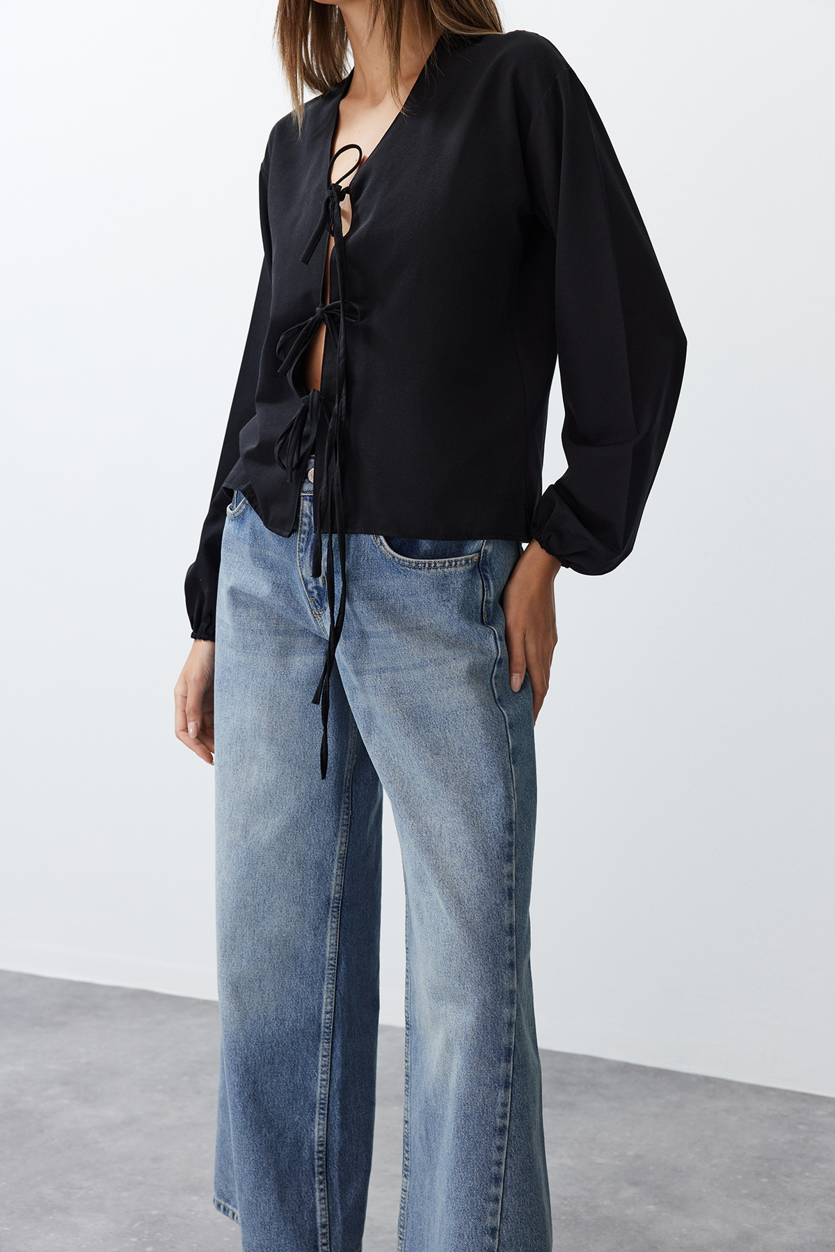 Trendyolmilla  Siyah Önden Bağlamalı Dokuma Gömlek TEDSS24GO00001 - Görsel 4