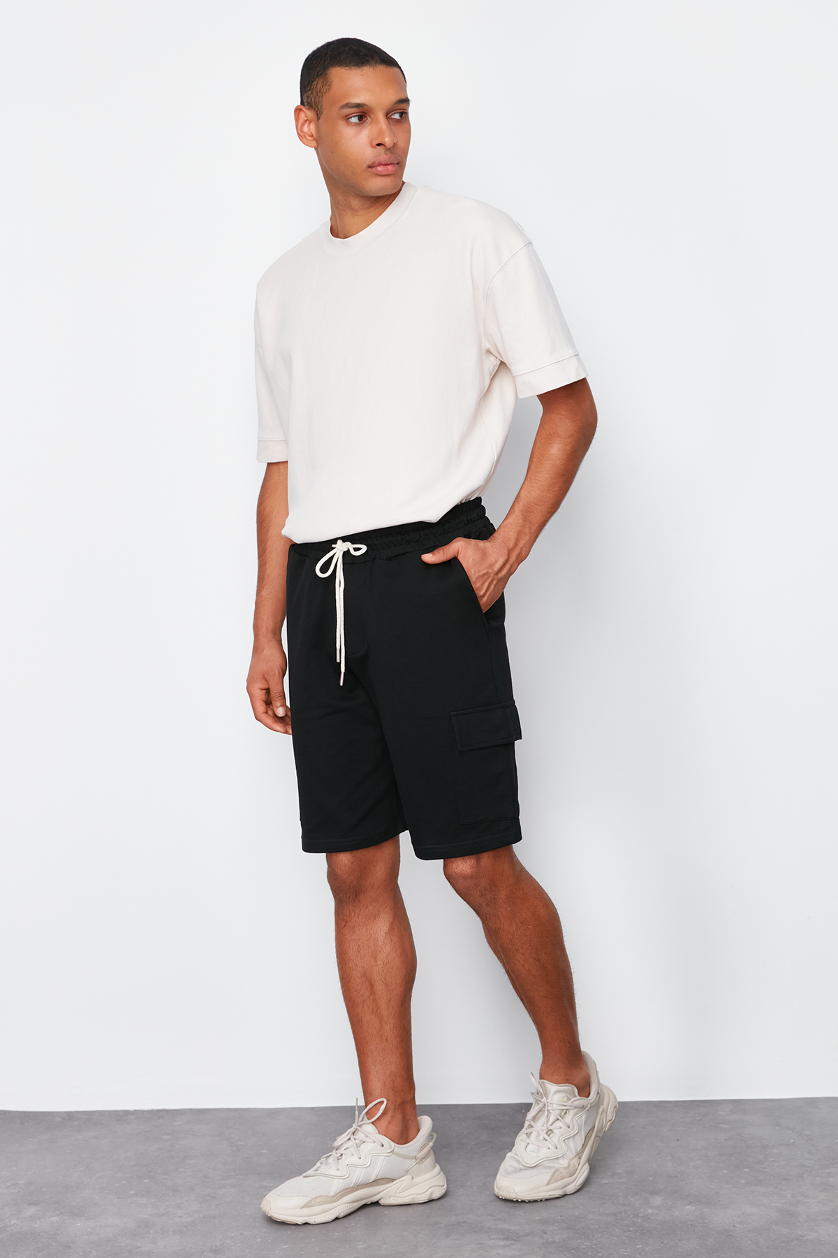 Trendyolmilla  Basic Siyah-Haki 2'li Paket Regular/Normal Kesim Kargo Cepli Kordonlu Lastik Bel Şort TMNSS24SR00041 - Görsel 9