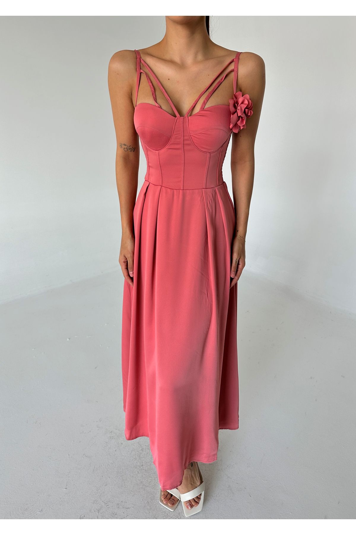 Laluvia-Pudrové šaty s více ramínky Rose Detailed Midi 4