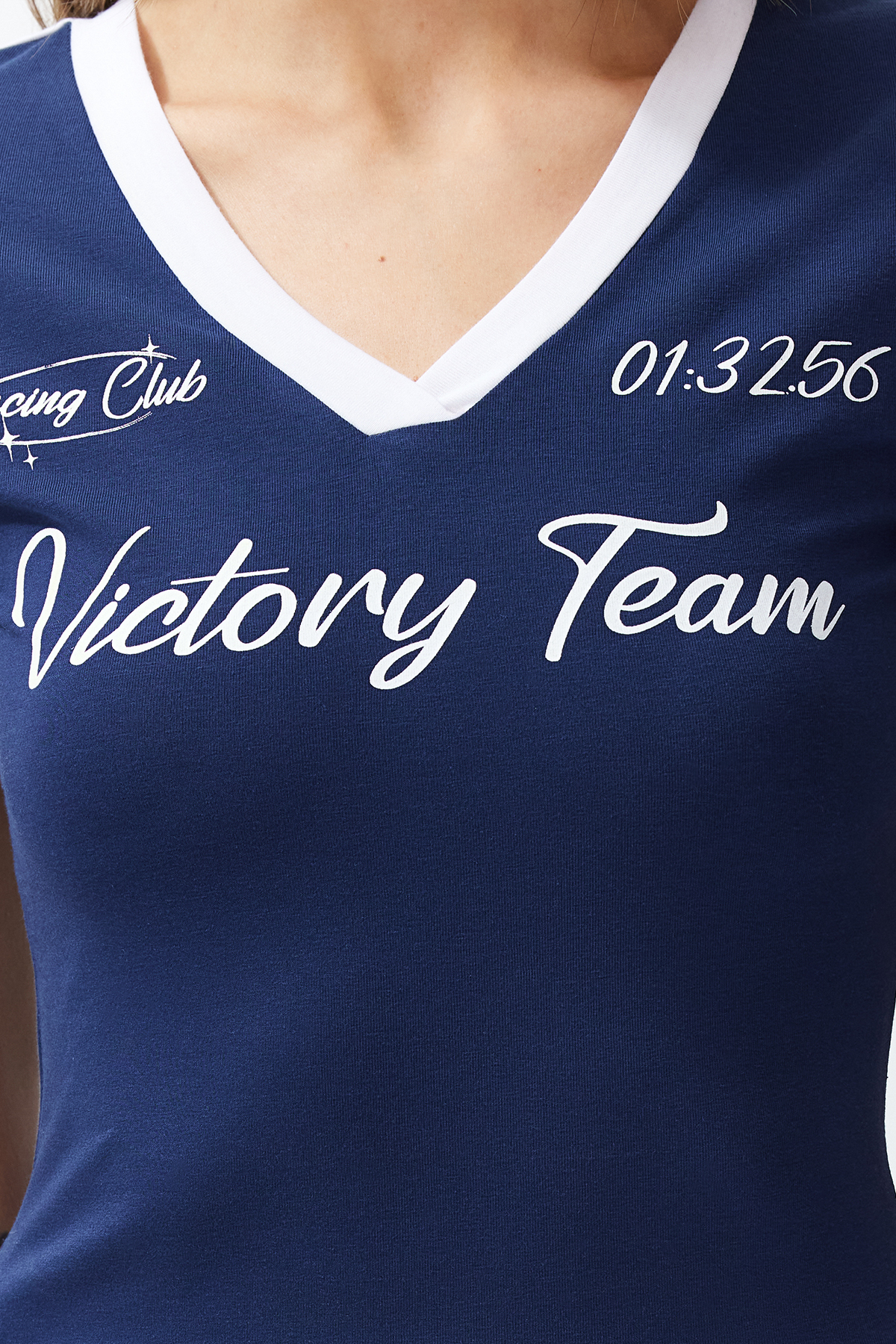 Trendyolmilla  Lacivert Slogan Baskılı V Yaka Regular/Normal Kalıp Örme T-Shirt TWOSS24TS00162 - Görsel 4