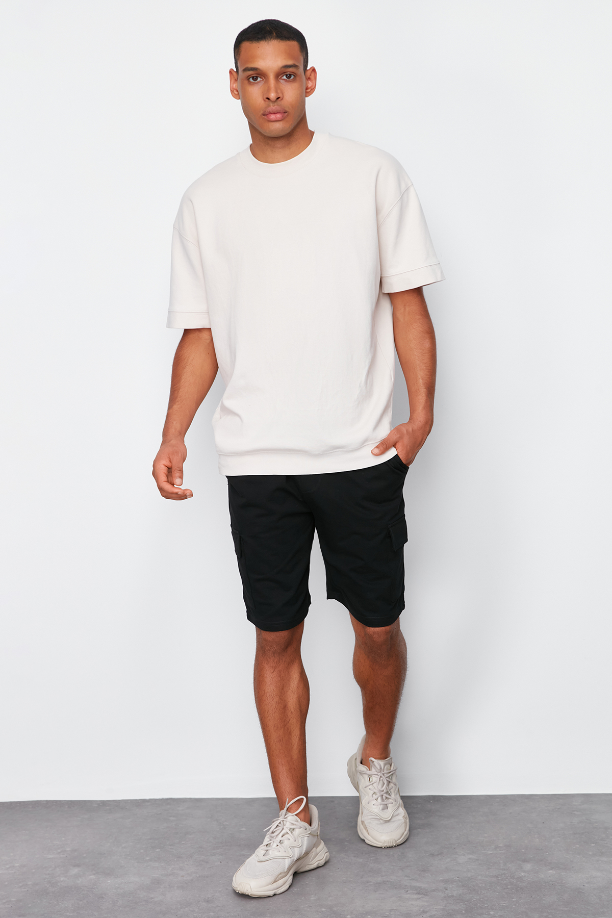 Trendyolmilla  Basic Siyah-Haki 2'li Paket Regular/Normal Kesim Kargo Cepli Kordonlu Lastik Bel Şort TMNSS24SR00041 - Görsel 8