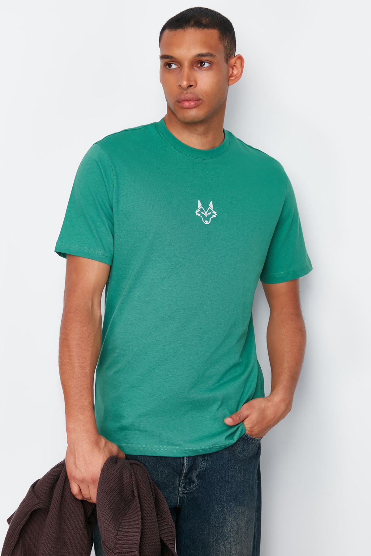 TRENDYOL MAN Koyu Yeşil  Regular/Normal Kesim Kurt Nakışlı %100 Pamuklu T-Shirt TMNSS24TS00056