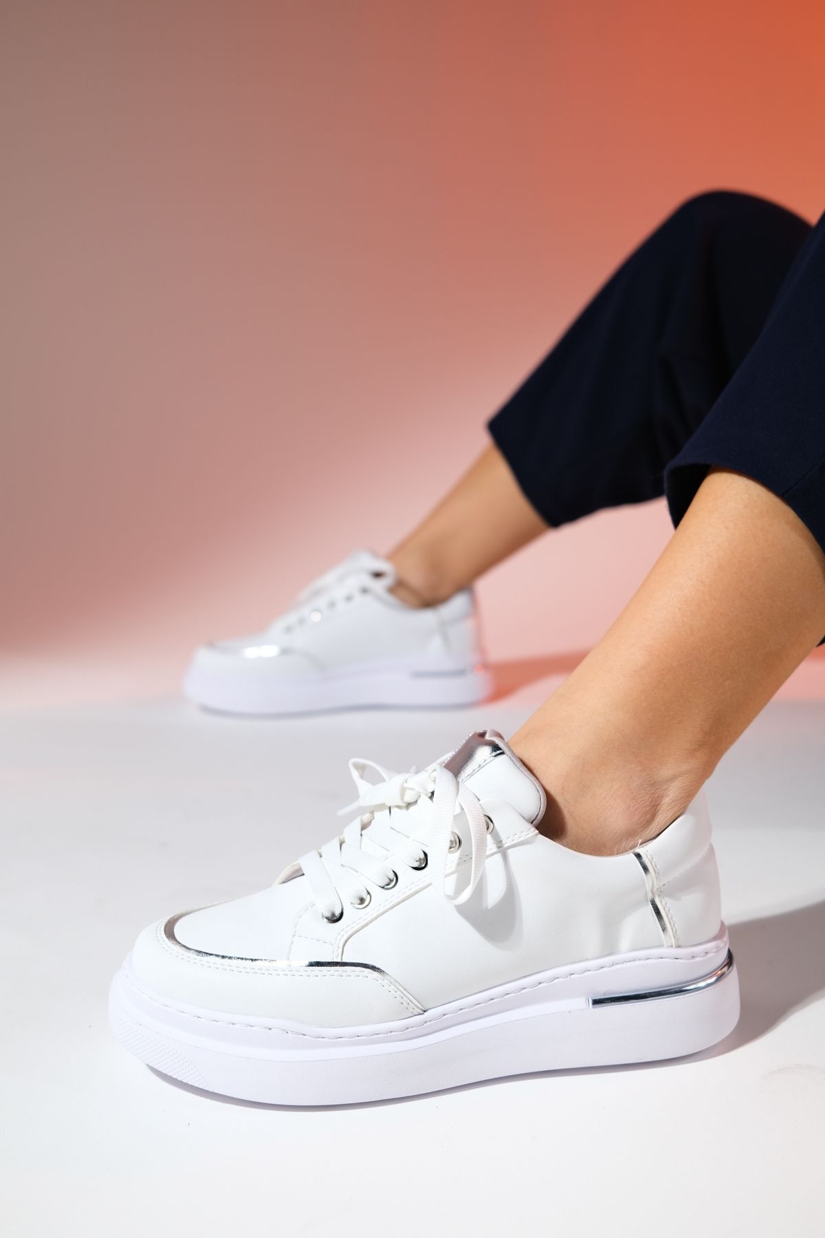 اسنیکر سفید زنانه کفش ورزشی نقره ای luvishoes