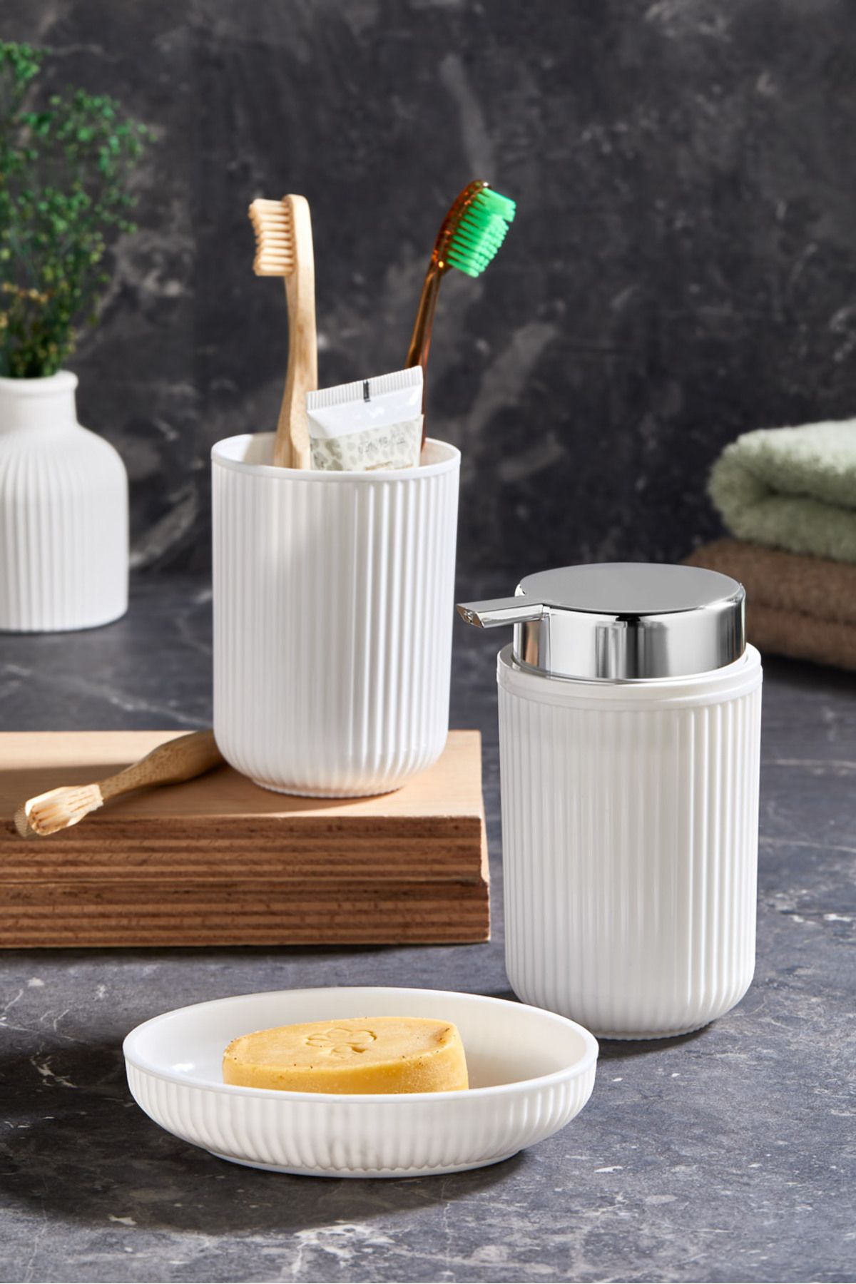 Pazarika-3-Piece Chrome Luther Bathroom Set 1