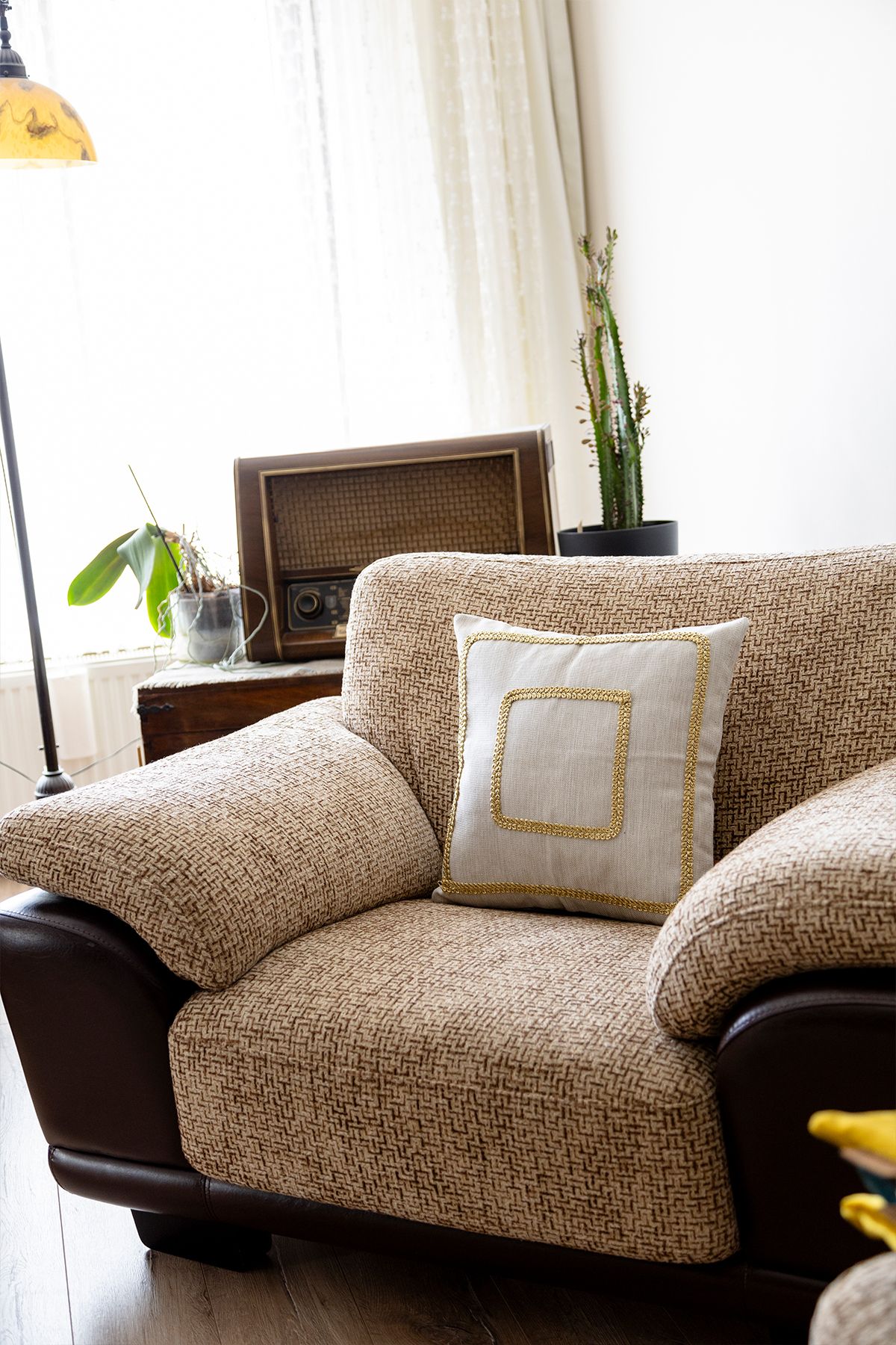 Rayda Home-Husă de pernă decorativă cu design special din țesătură de in, cu detalii aurii 2
