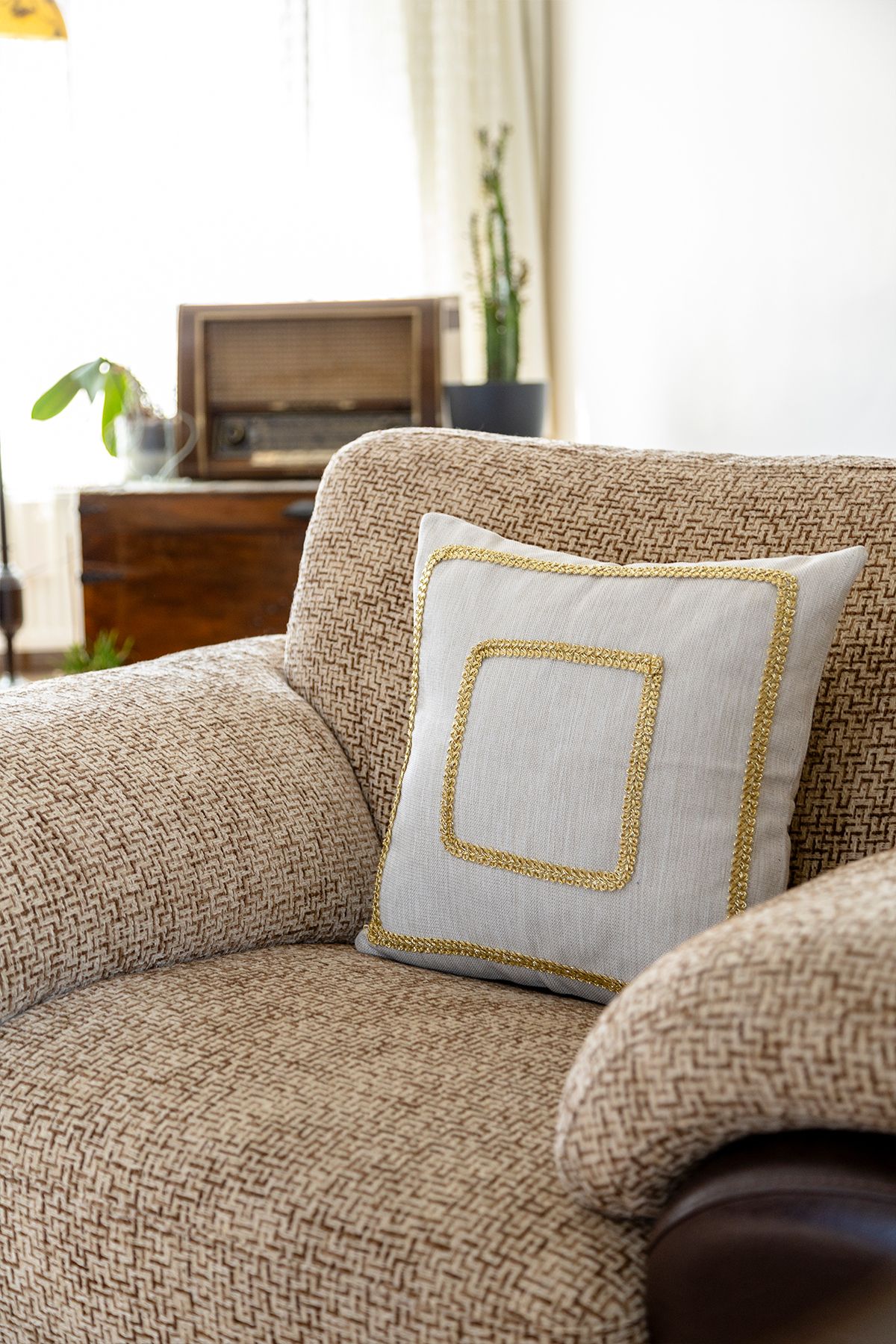 Rayda Home-Husă de pernă decorativă cu design special din țesătură de in, cu detalii aurii 3