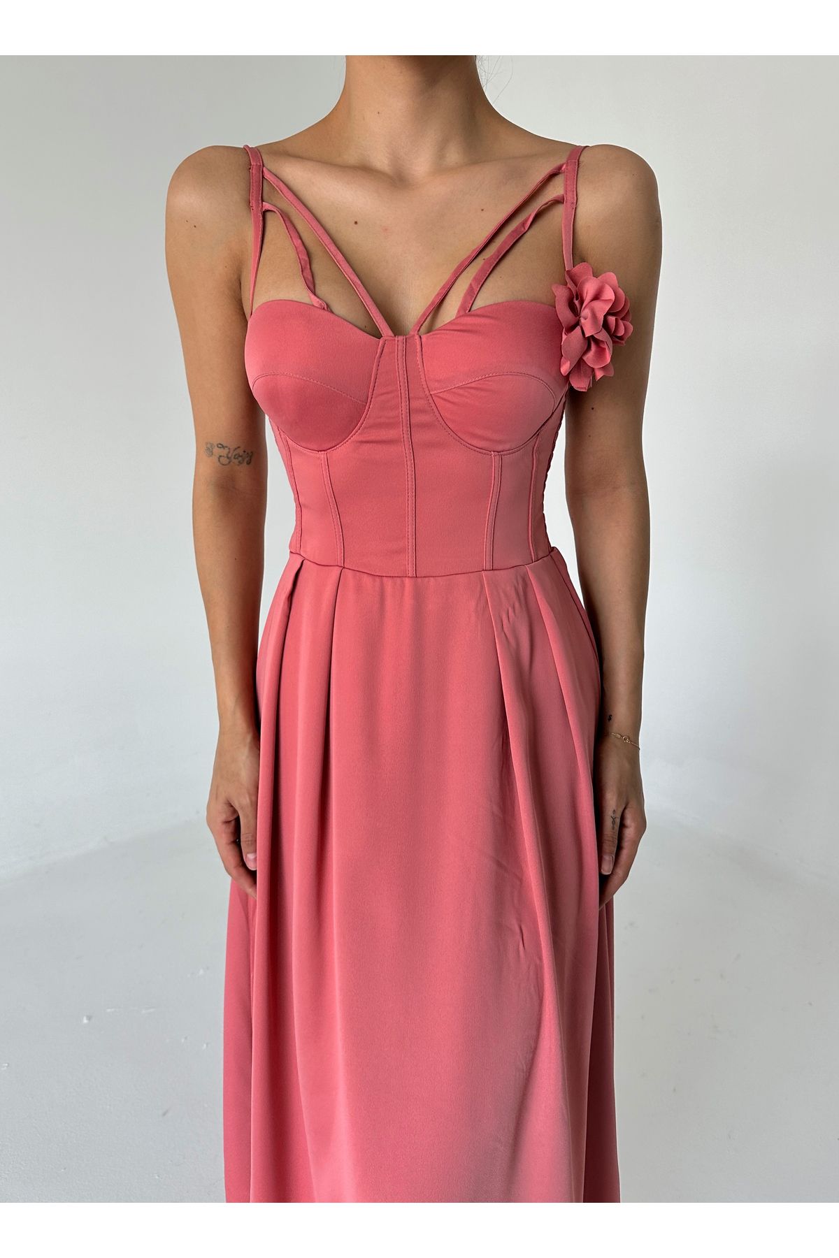 Laluvia-Pudrové šaty s více ramínky Rose Detailed Midi 1