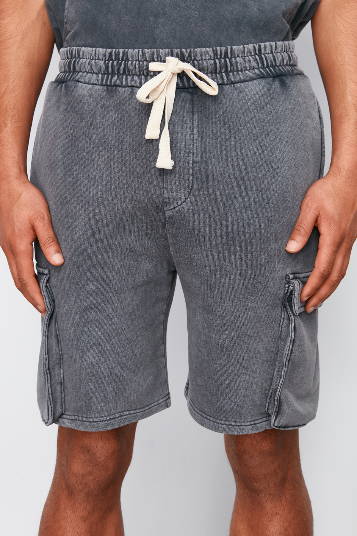 Trendyolmilla Man Antrasit Regular/Normal Kesim Kargo Cepli Eskitme/Soluk Efektli Şort&Bermuda TMNSS24SR00014