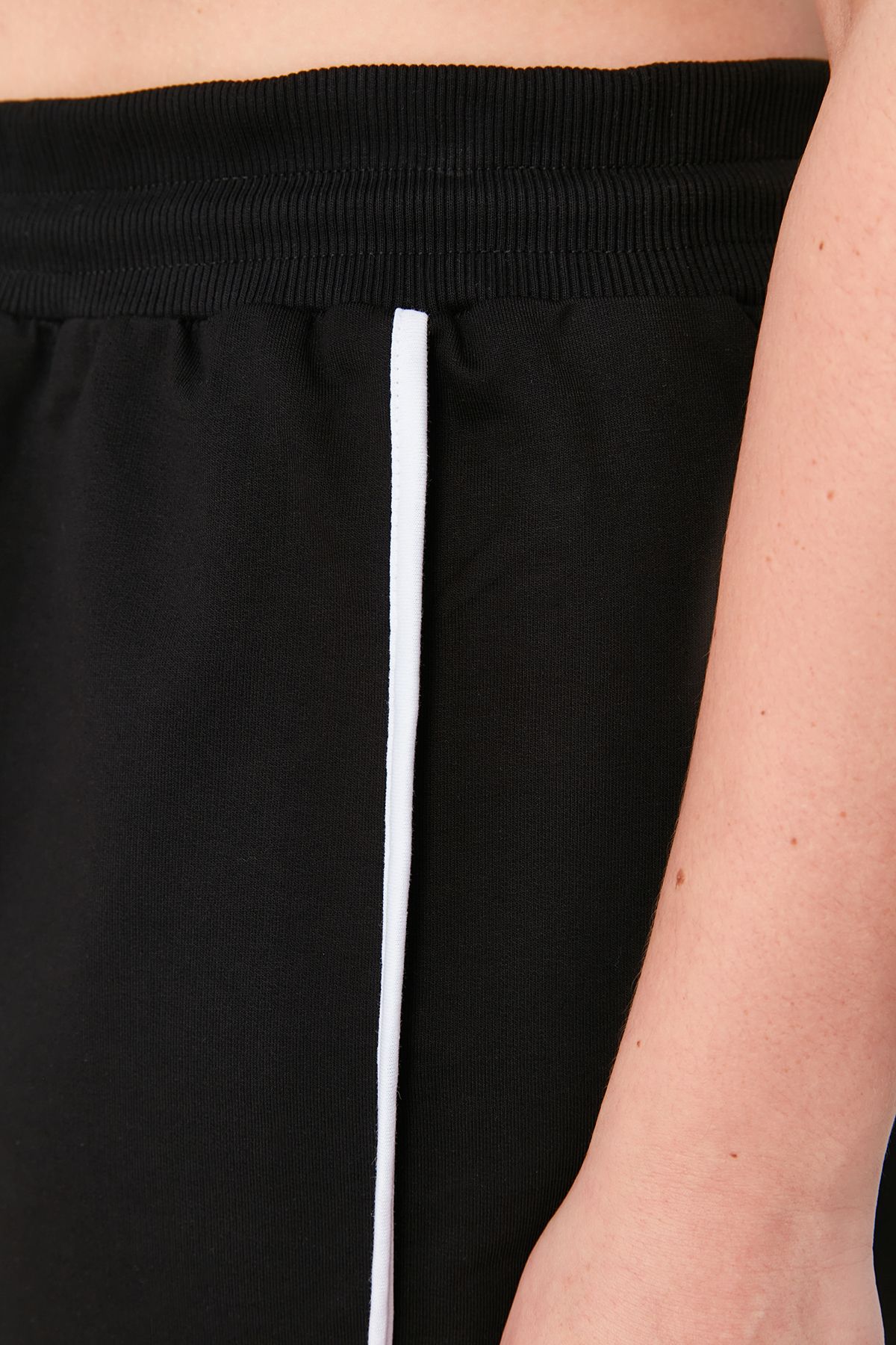 Trendyol Curve-Plus Size Black Knitted Shorts - Slogan Print with Piping Detail Tbbss24Ap00028 5