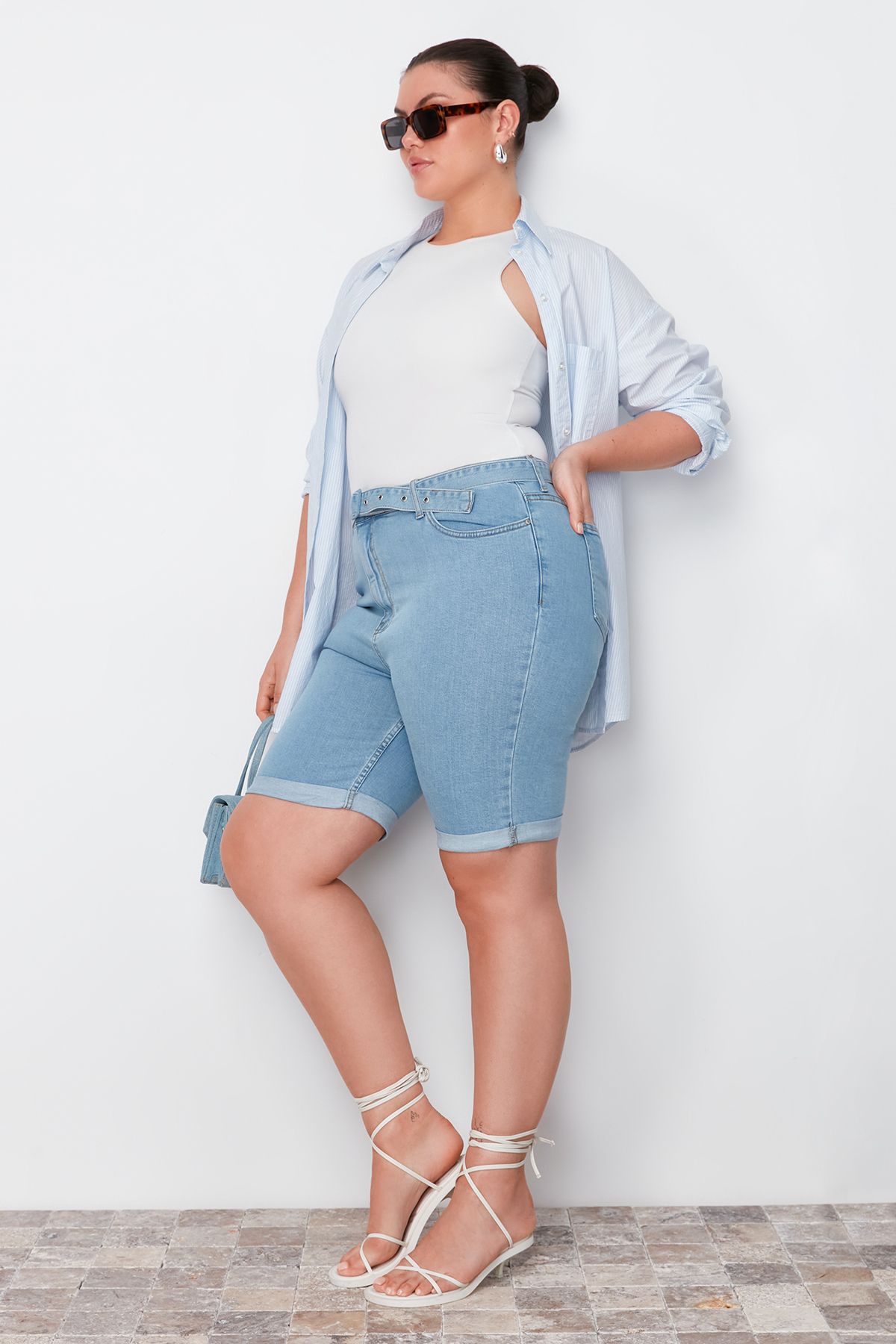 Trendyol Curve-Světle modré elastické džínové šortky s páskem TBBSS24AP00017 4
