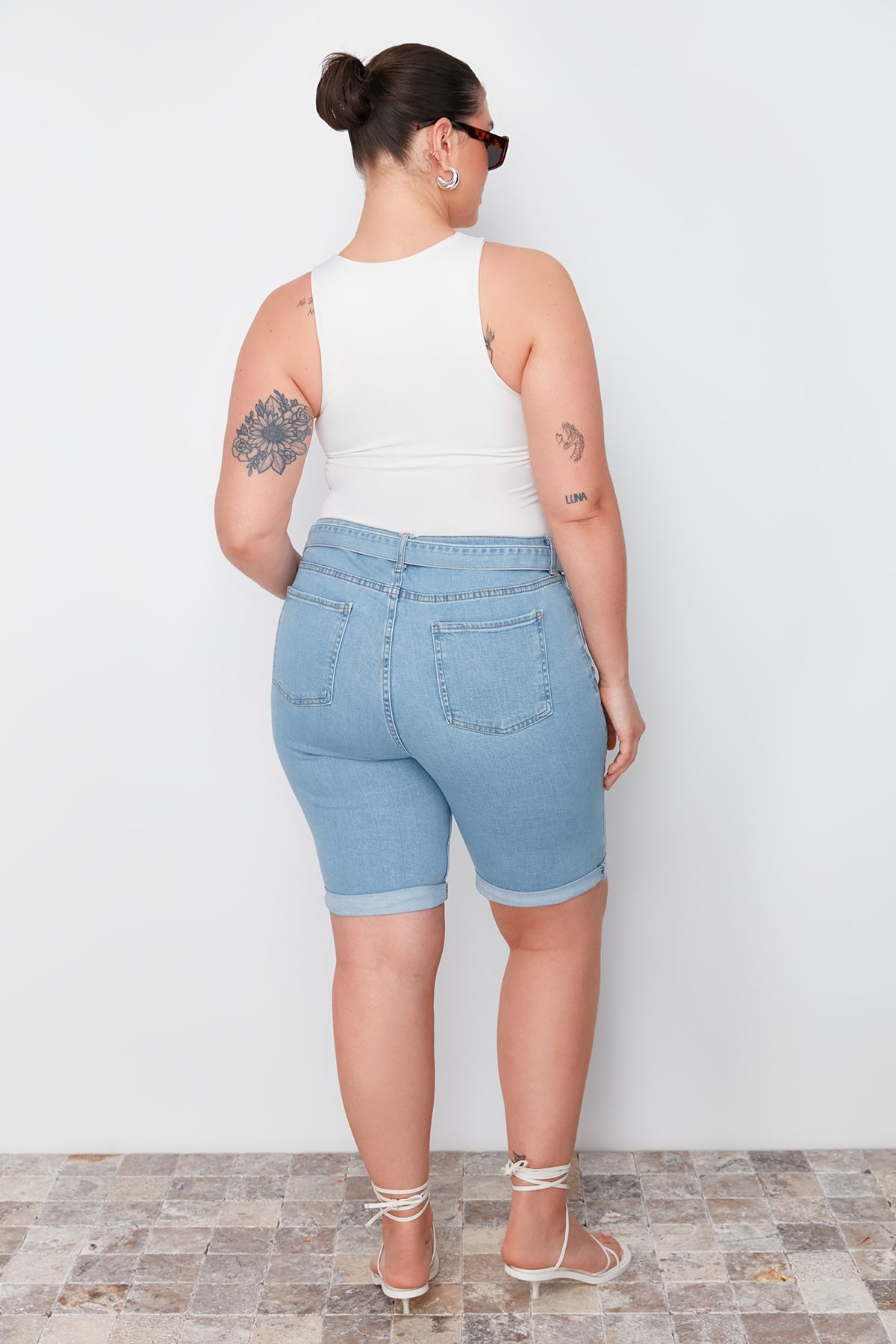 Trendyol Curve-Světle modré elastické džínové šortky s páskem TBBSS24AP00017 6