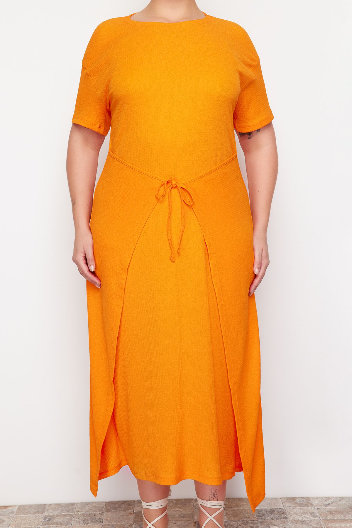 Trendyol Curve-Oranžové šněrovací detailní midi pletené šaty TBBSS24AH00085 4