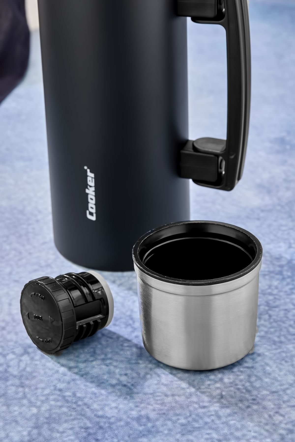 فلاسک مشکی فولاد ضد زنگ Thermos با دستگیره 1.5 LT Cooker