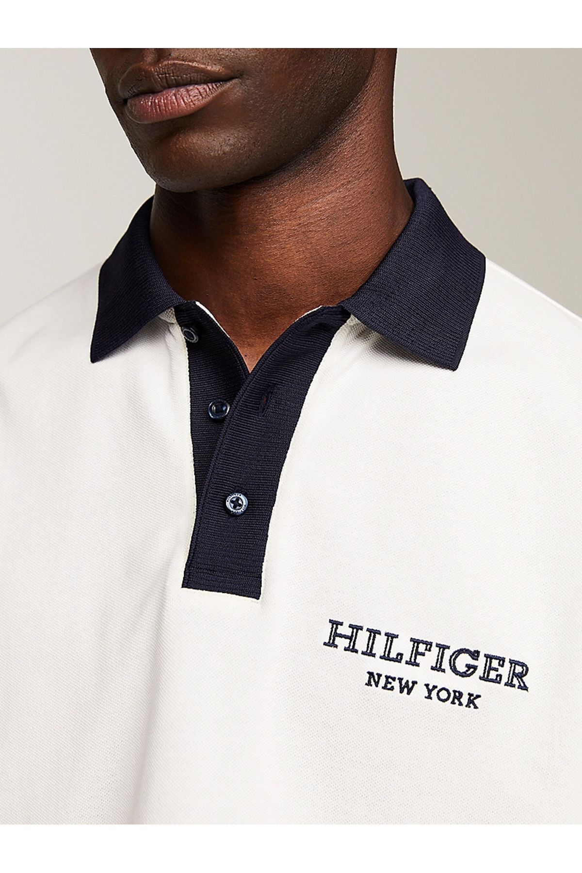 تی شرت سفید مردانه آرم یقه آستین کوتاه چوگان MW0MW34770 YBL Tommy Hilfiger