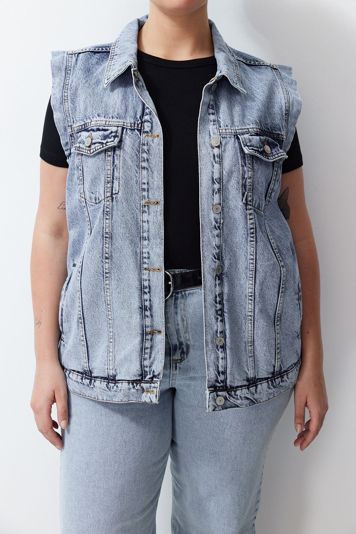 Trendyol Curve-Hellblaue Jeansweste TBSSS24BH00004 5