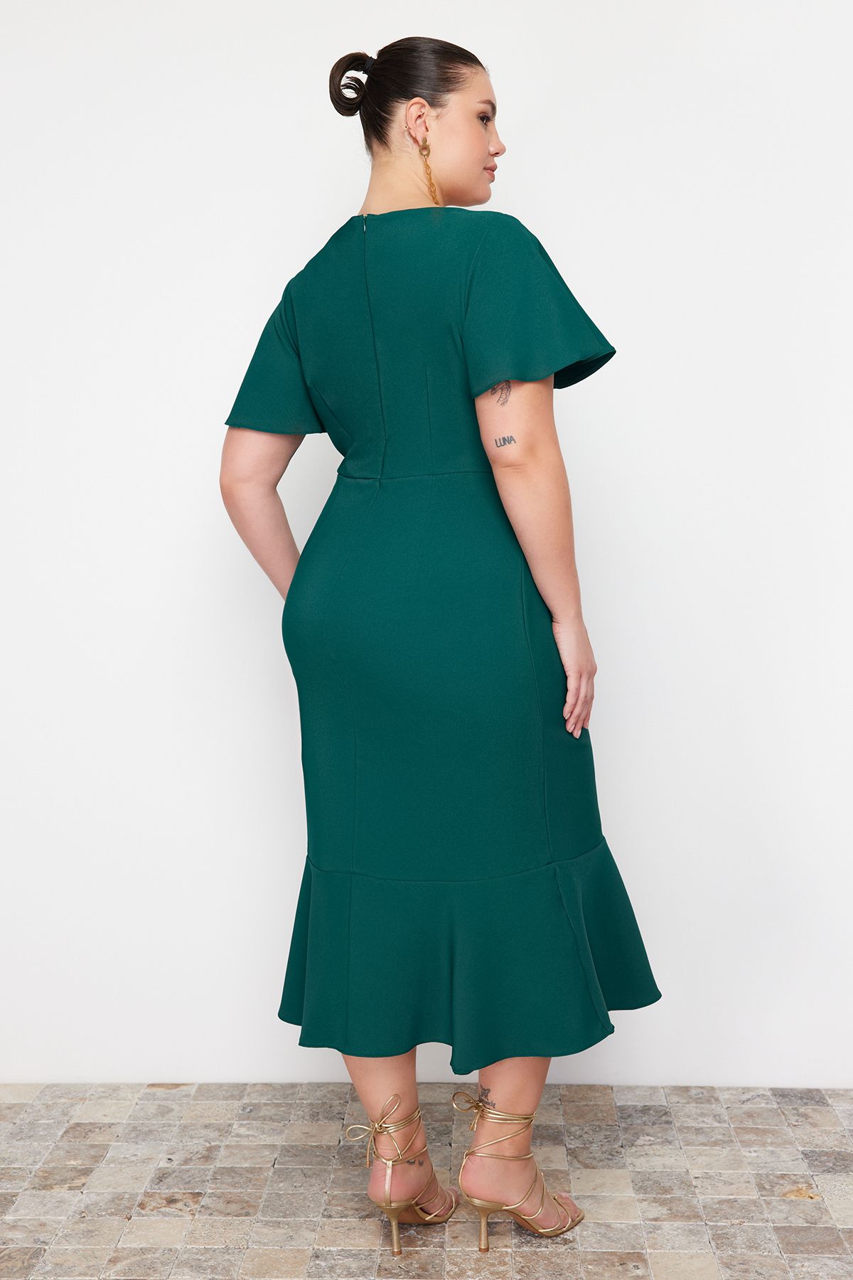 Trendyol Curve-Tmavě zelené šaty Finike Woven Plus Size 7
