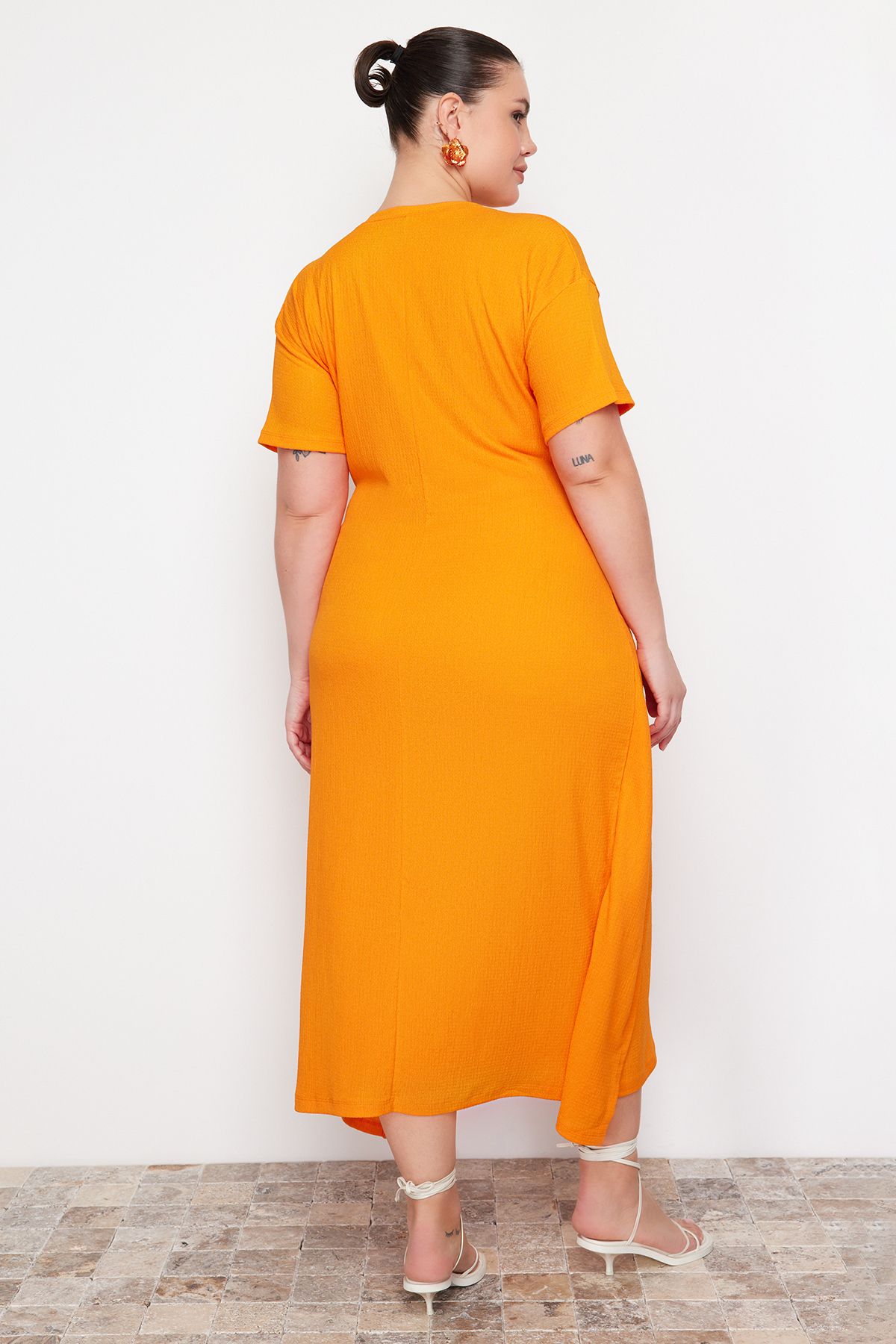 Trendyol Curve-Oranžové šněrovací detailní midi pletené šaty TBBSS24AH00085 6