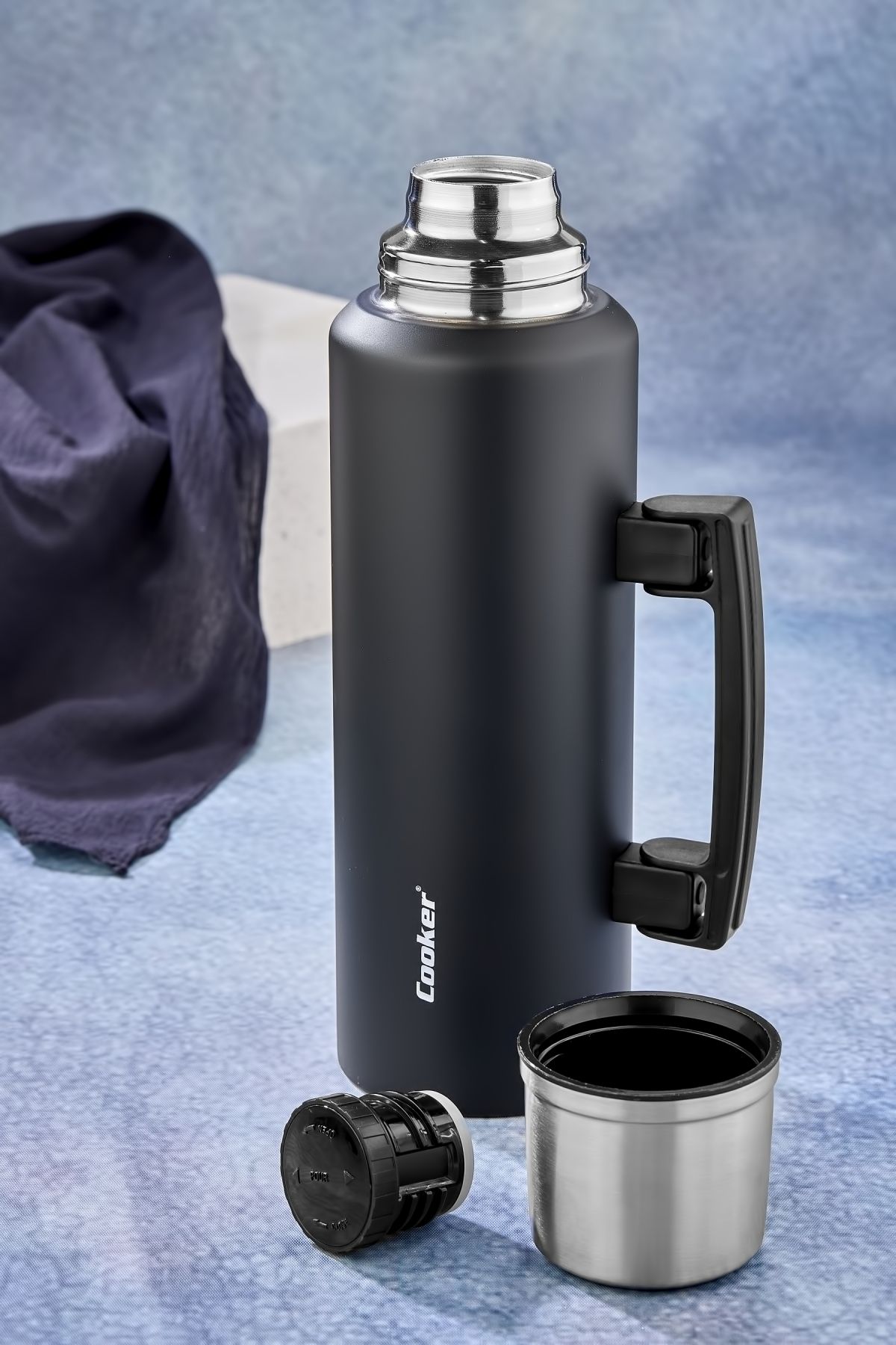 فلاسک مشکی فولاد ضد زنگ Thermos با دستگیره 1.5 LT Cooker