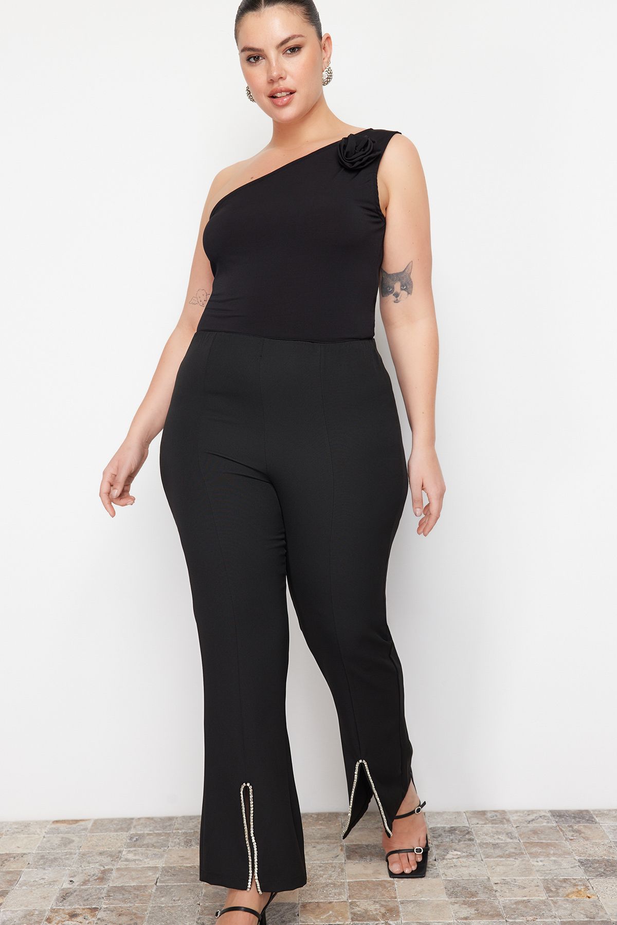 Trendyol Curve-Hose aus gewebtem Stoff in Schwarz mit Steindetails von Finike – TBBSS23AR00037 2