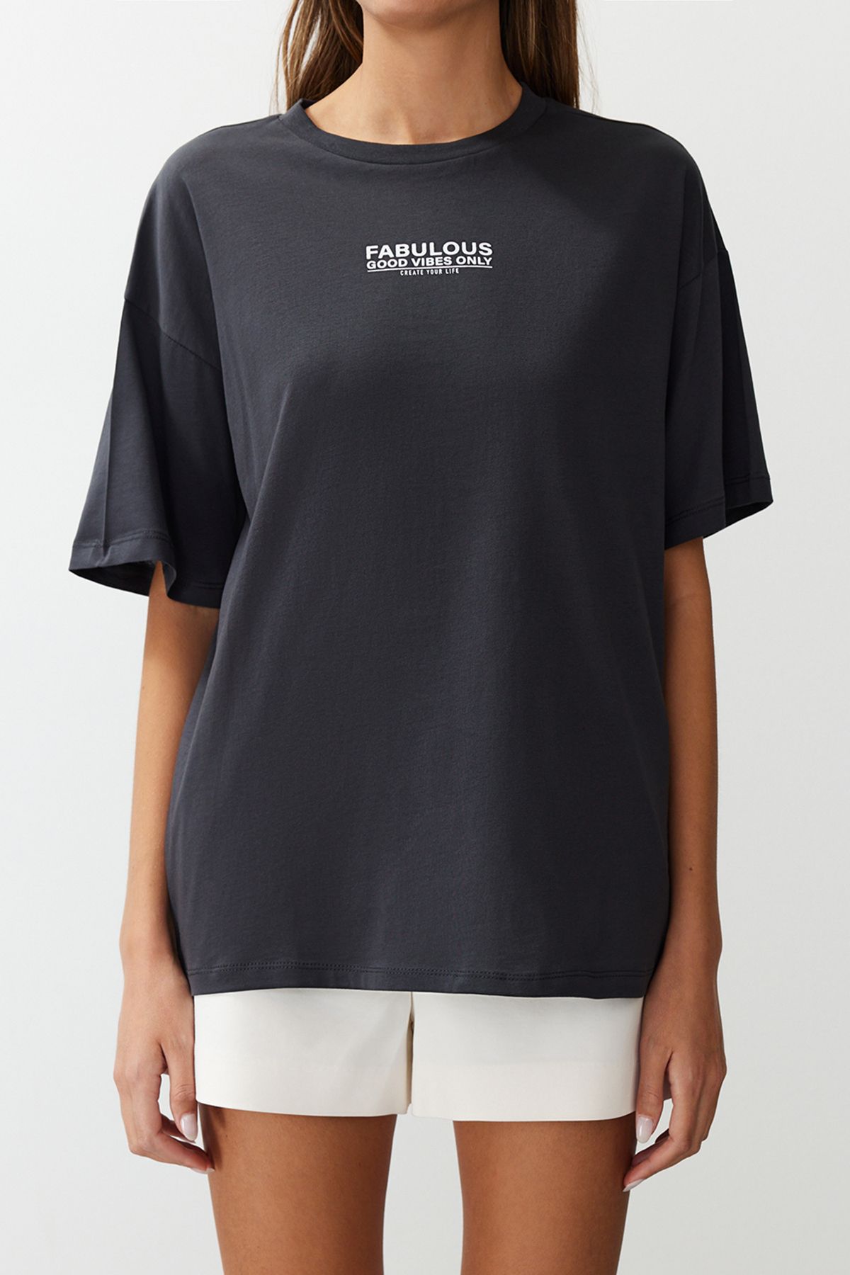 Trendyol Collection-Antracitová 100% bavlna vzadu a vpředu s potiskem Oversize/Wide Fit Pletené tričko TWOSS24TS00183 5
