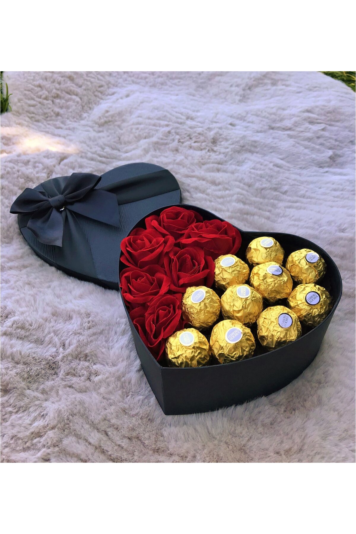 Ferrero Rocher Kalp Kutuda Ferrerro Rocher Çikolata ve Güller