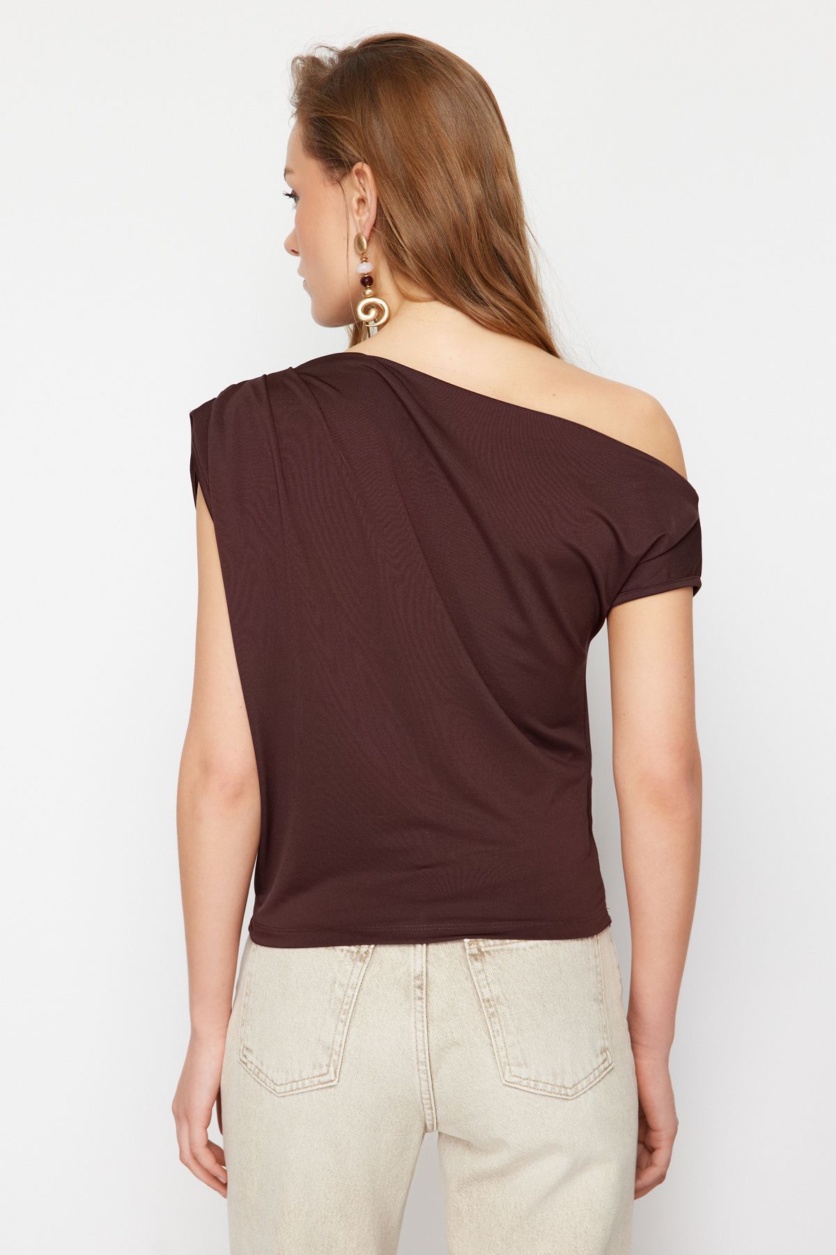 Trendyol Collection-Braune, flexible Strickbluse mit normaler/normaler Passform, asymmetrischem Ausschnitt, Nullärmeln und Druckknöpfen TWOSS24BZ00396 6