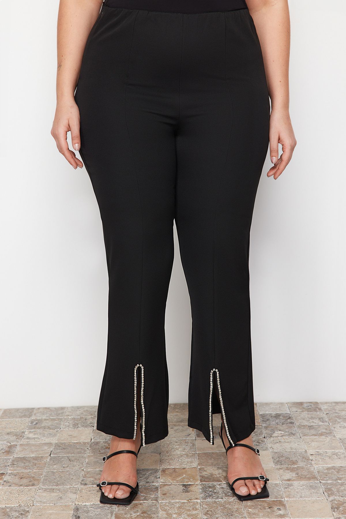 Trendyol Curve-Hose aus gewebtem Stoff in Schwarz mit Steindetails von Finike – TBBSS23AR00037 7