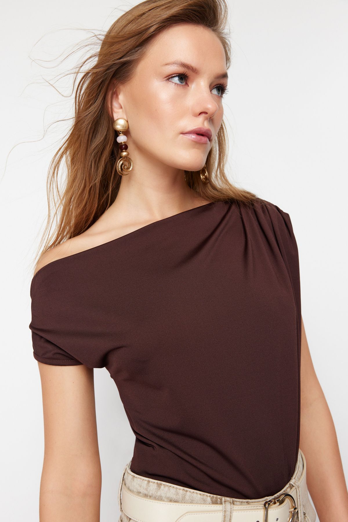 Trendyol Collection-Braune, flexible Strickbluse mit normaler/normaler Passform, asymmetrischem Ausschnitt, Nullärmeln und Druckknöpfen TWOSS24BZ00396 3