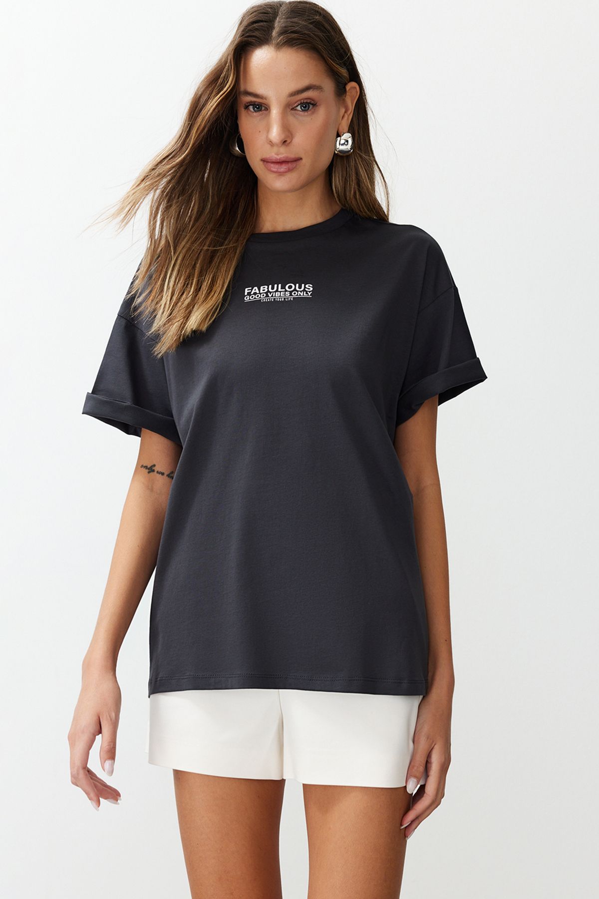 Trendyol Collection-Antracitová 100% bavlna vzadu a vpředu s potiskem Oversize/Wide Fit Pletené tričko TWOSS24TS00183 3