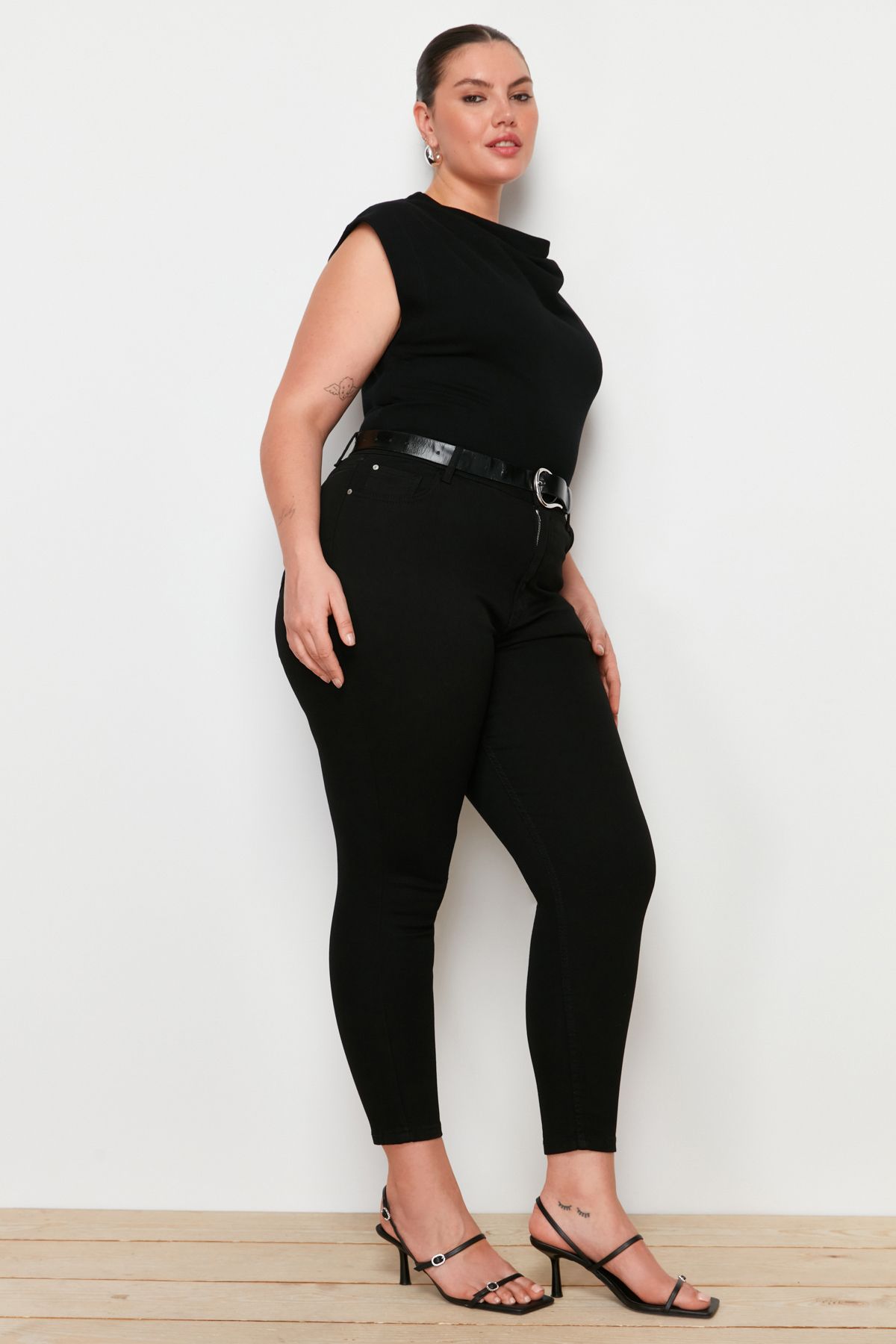 Trendyol Curve-Nicht verblassende schwarze, dehnbare Röhrenjeans mit hoher Taille TBBAW23CJ00061 3