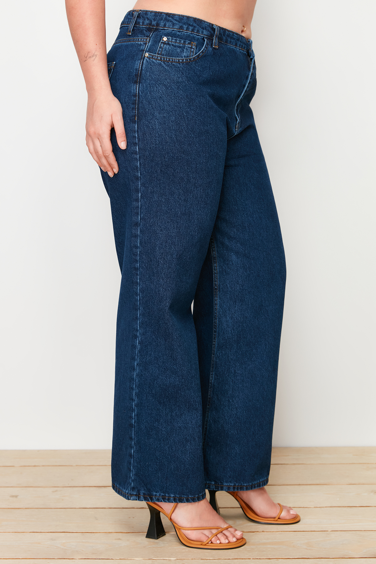 Trendyol Curve Jeansy Indigo z wysokim stanem i szerokimi nogawkami TBBAW23CJ00020