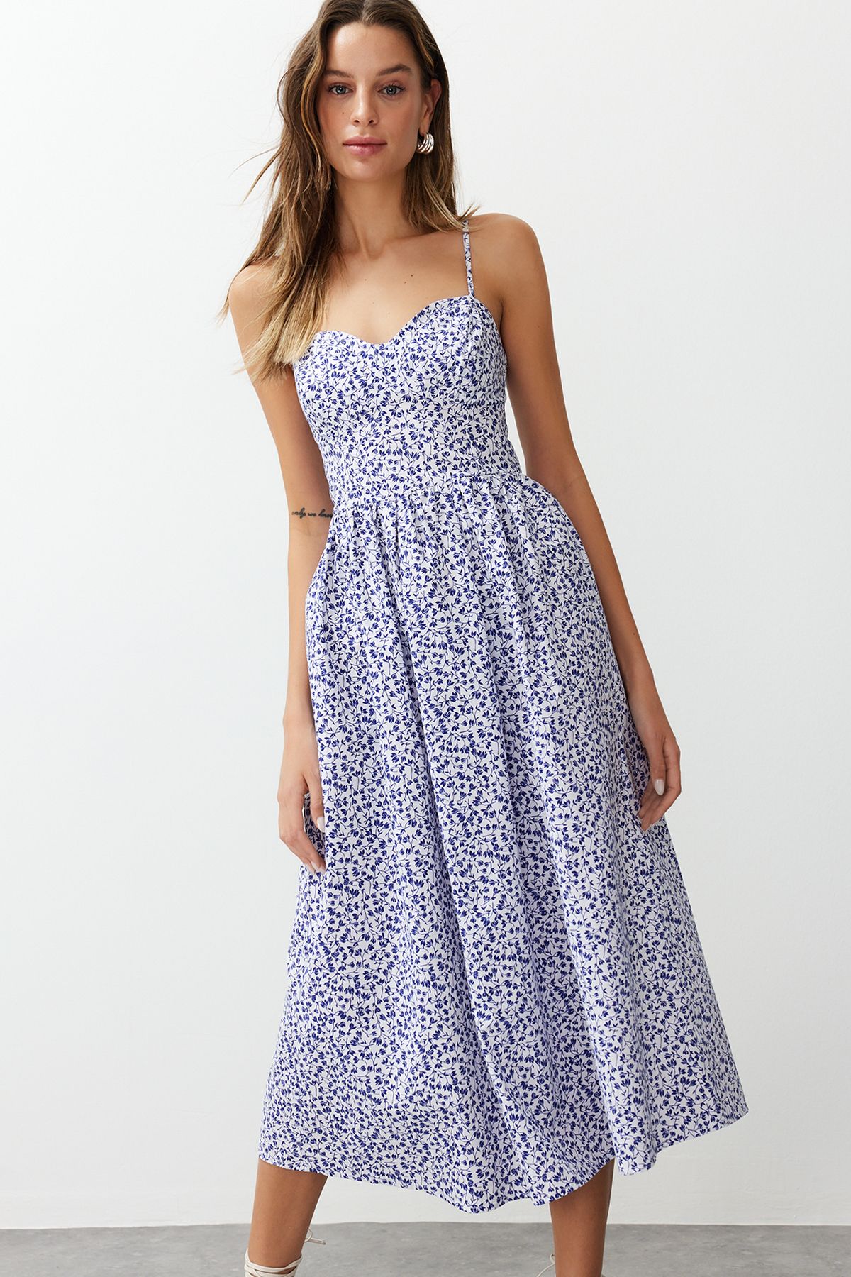 Trendyol Collection-Rochie maxi țesătă din popelin, cu decolteu în formă de inimă, cu imprimeu floral albastru TWOSS24EL00700 3