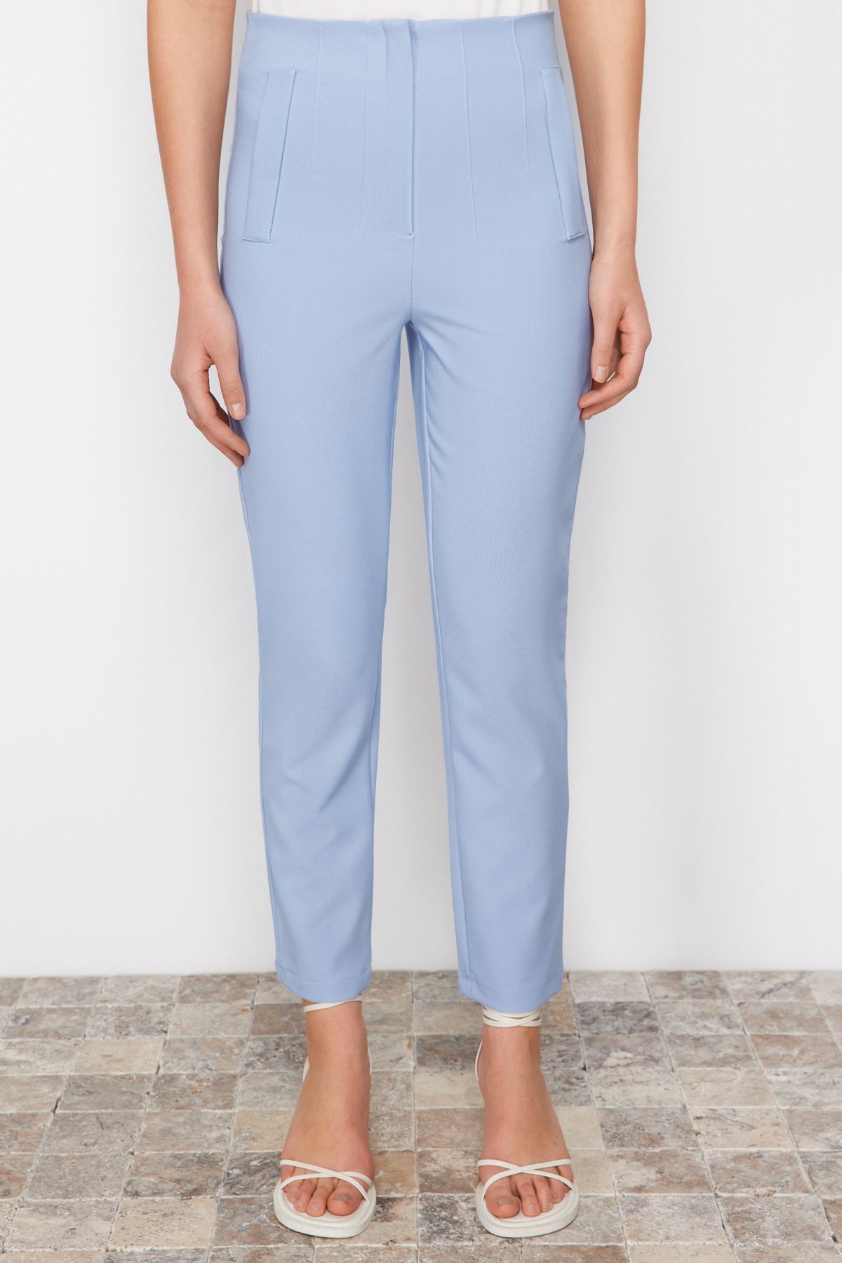 Trendyol Collection-Knöchellange hellblaue Zigarettenhose mit hoher Taille – gewebter Stoff mit Spannzangen TWOSS20PL0515 4