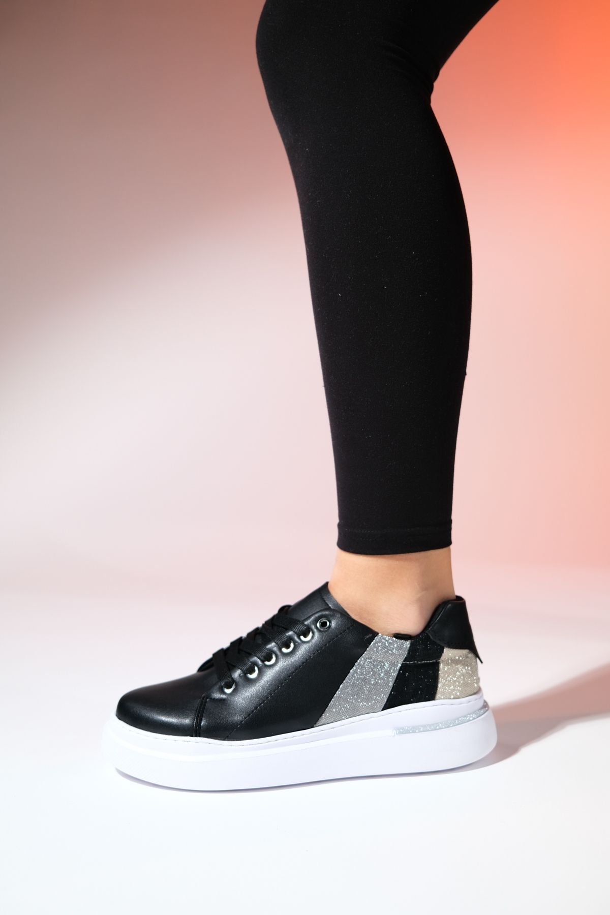 اسنیکر چند رنگ زنانه کفش ورزشی نقره ای سیاه و سفید تازه luvishoes