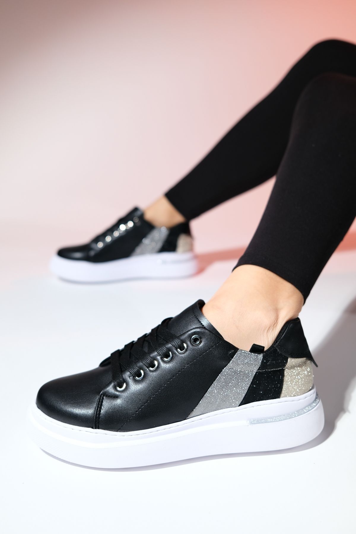 اسنیکر چند رنگ زنانه کفش ورزشی نقره ای سیاه و سفید تازه luvishoes