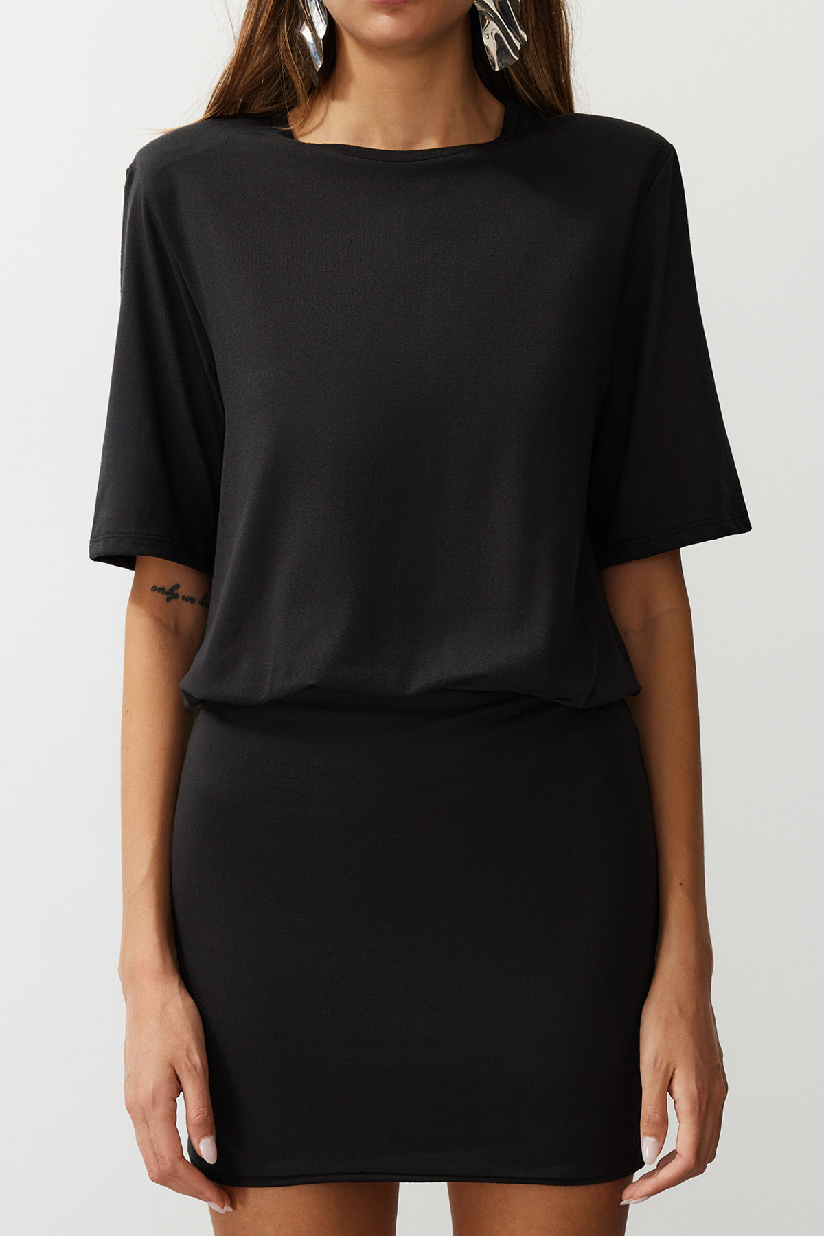 Trendyolmilla  Siyah Düz Yumuşak Kumaşlı Fitted/Vücuda Oturan Kısa Kollu Esnek Örme Elbise TWOSS24EL00756 - Görsel 5
