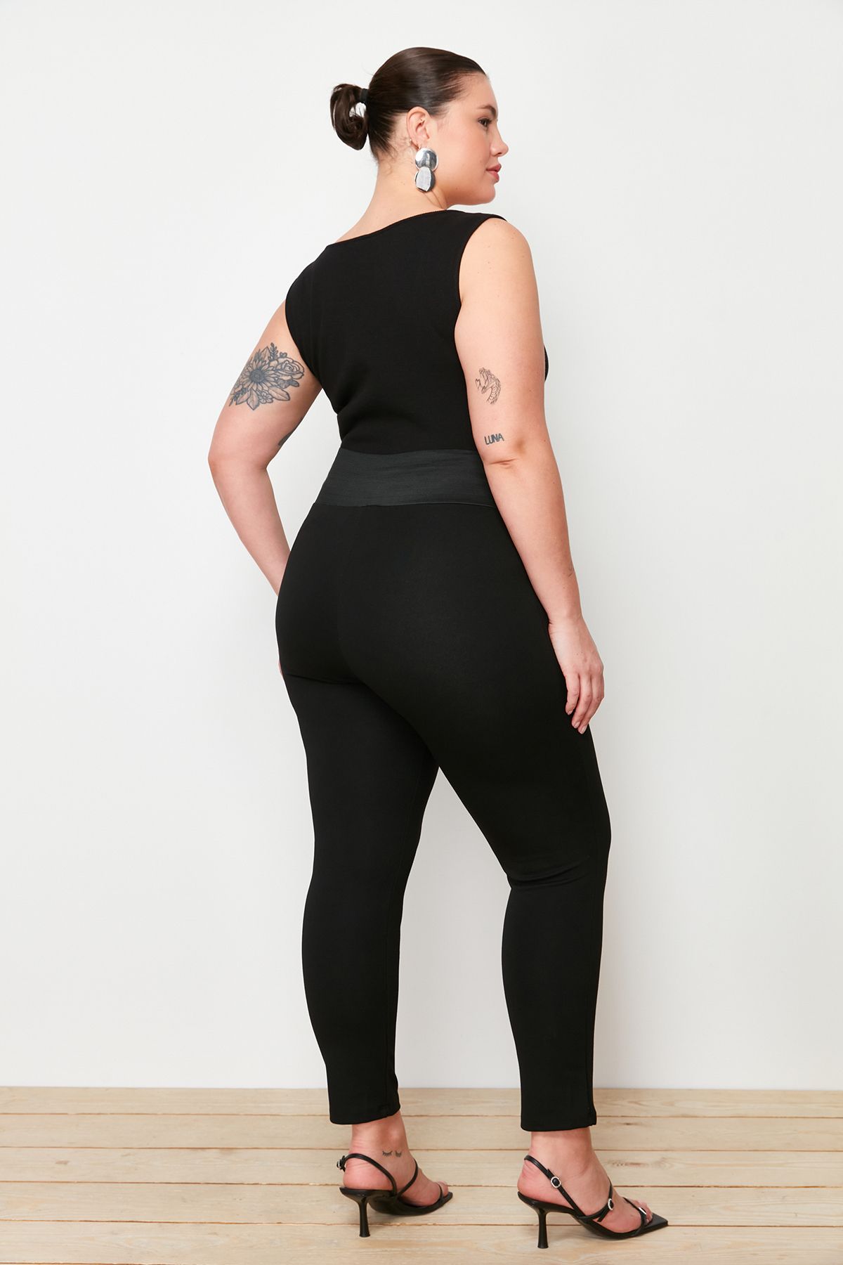 Trendyol Curve-Schwarze, schmal gestrickte, übergroße Hose mit elastischem Bund TBBAW23AR00023 6