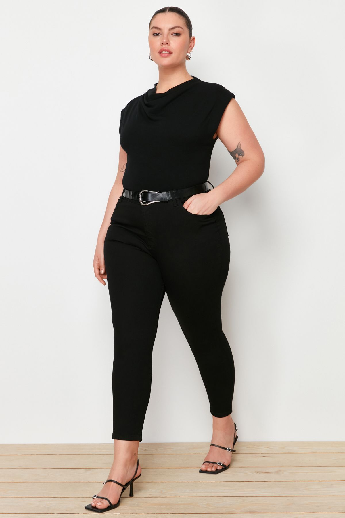 Trendyol Curve-Nicht verblassende schwarze, dehnbare Röhrenjeans mit hoher Taille TBBAW23CJ00061 2