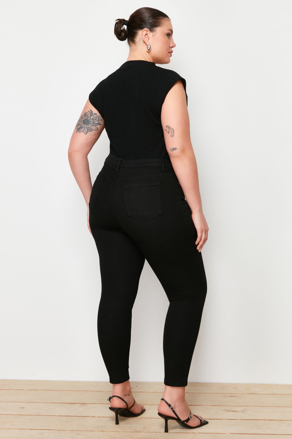 Trendyol Curve-Nicht verblassende schwarze, dehnbare Röhrenjeans mit hoher Taille TBBAW23CJ00061 6