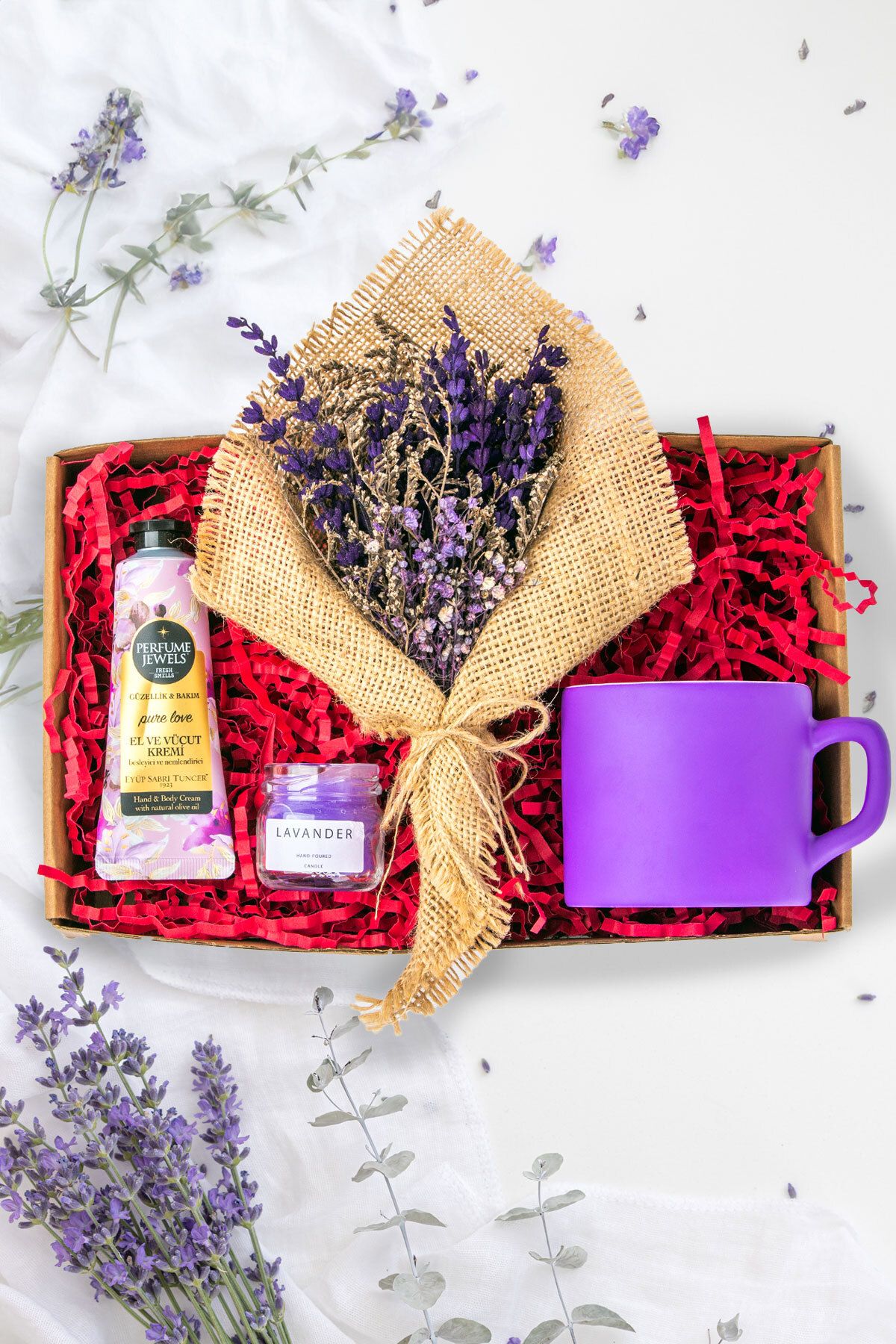 coffret cadeau lavande design bouquet de lavande mug violet mini verre bougie violette crème pour les mains