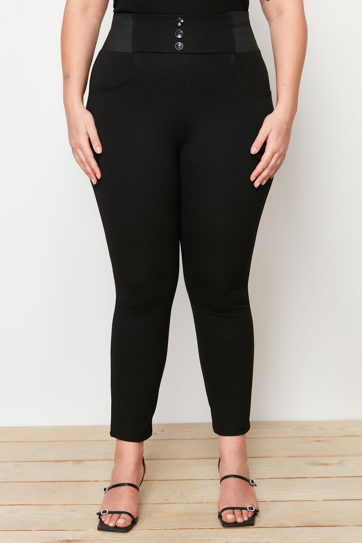 Trendyol Curve-Schwarze, schmal gestrickte, übergroße Hose mit elastischem Bund TBBAW23AR00023 4